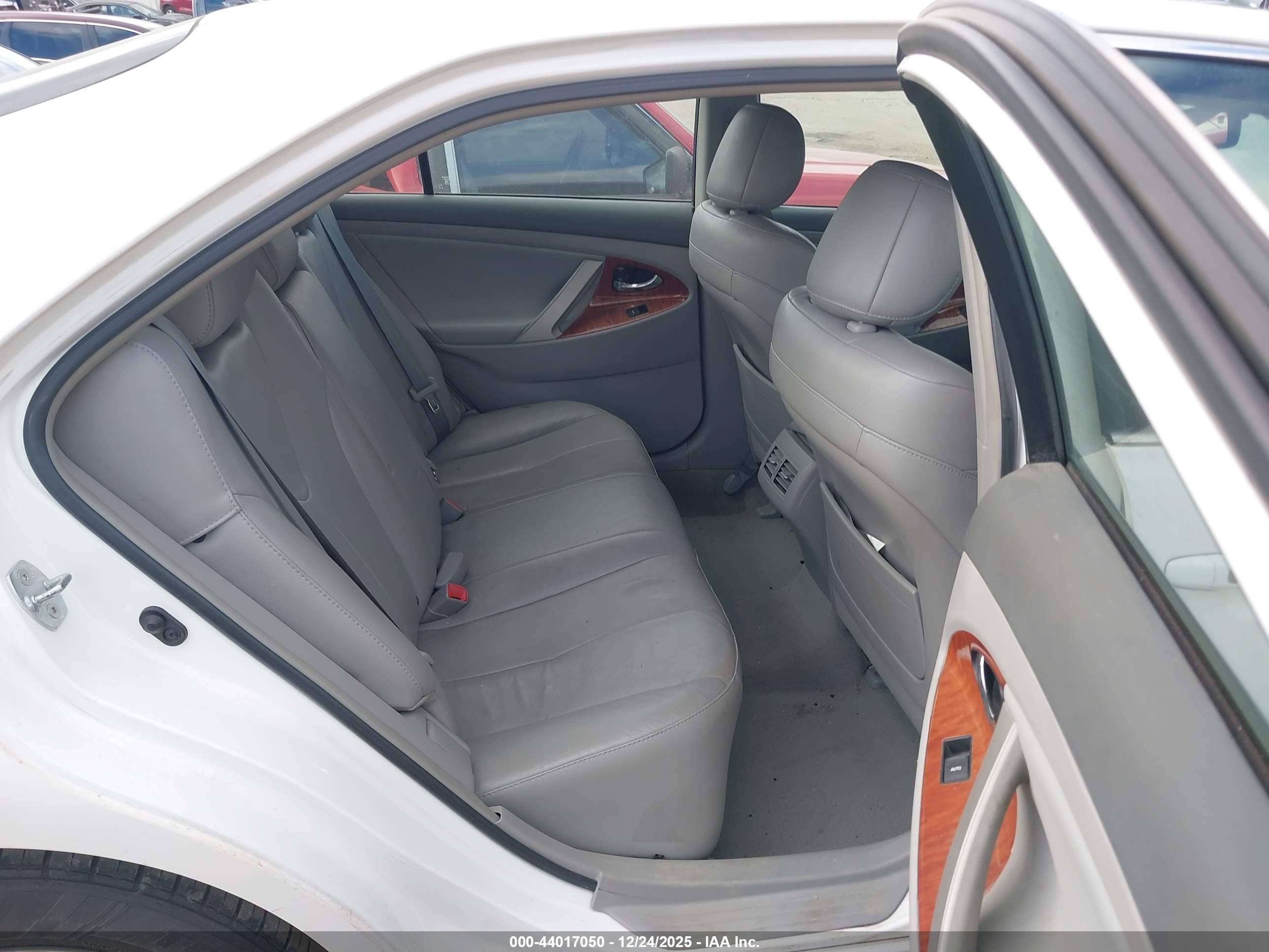 TOYOTA CAMRY image 8