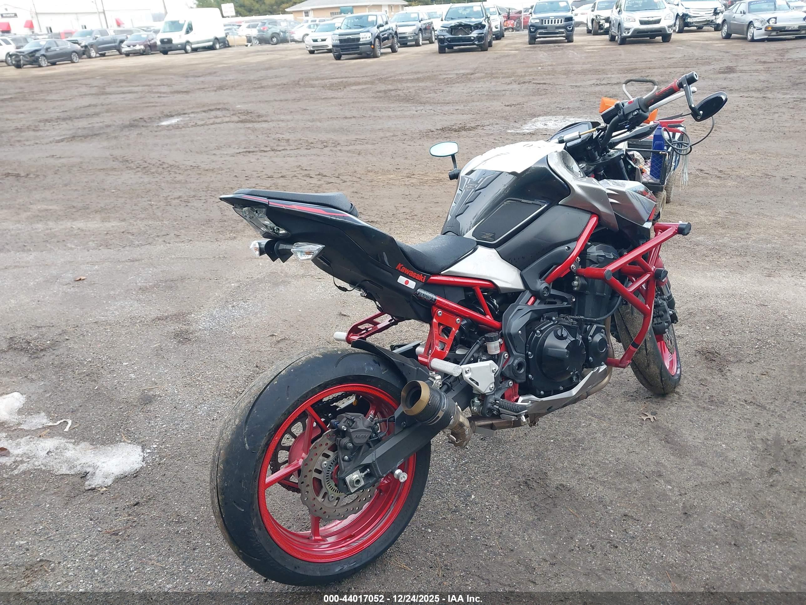 KAWASAKI ZR900 image 4