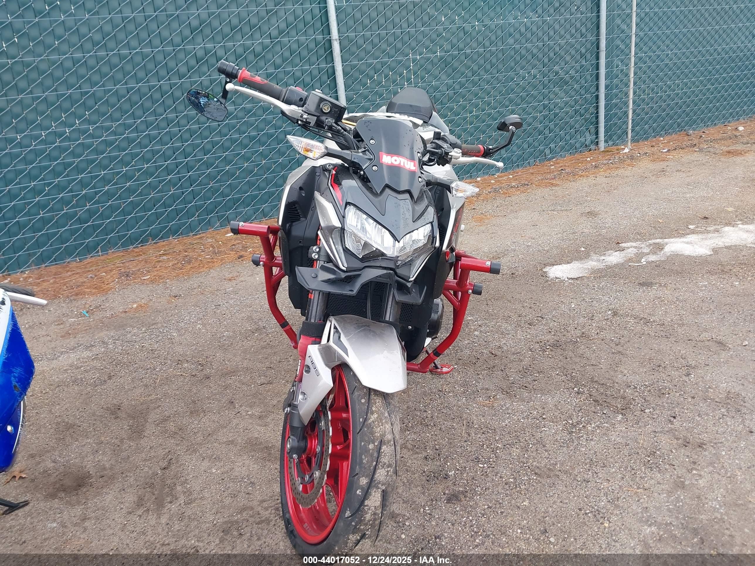 KAWASAKI ZR900 image 5