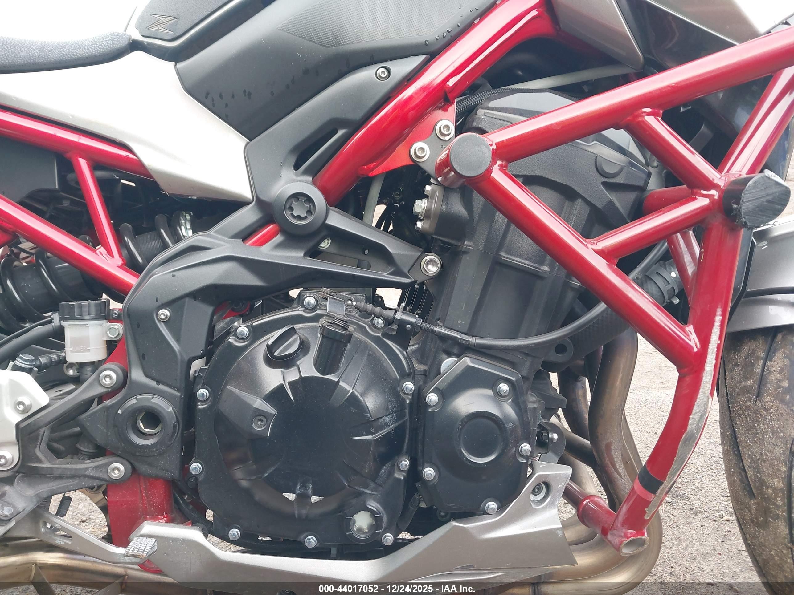 KAWASAKI ZR900 image 8