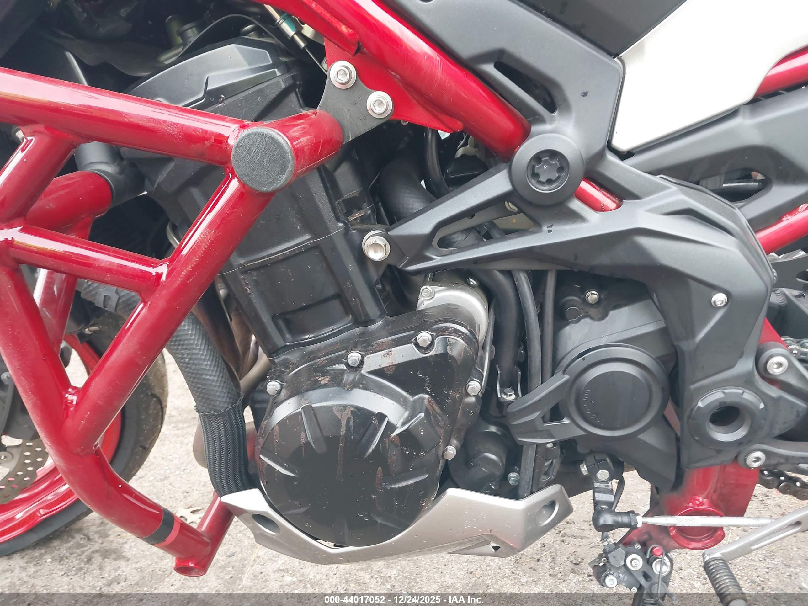 KAWASAKI ZR900 image 9
