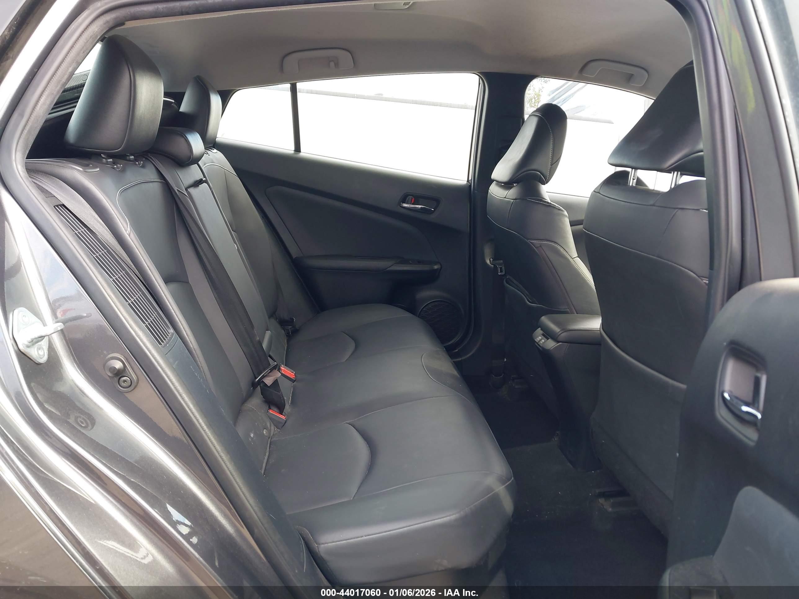 TOYOTA PRIUS image 8