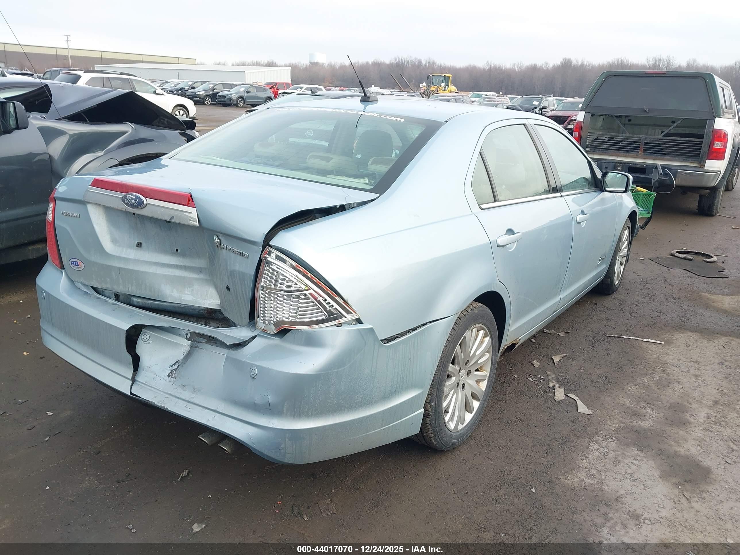 FORD FUSION image 4