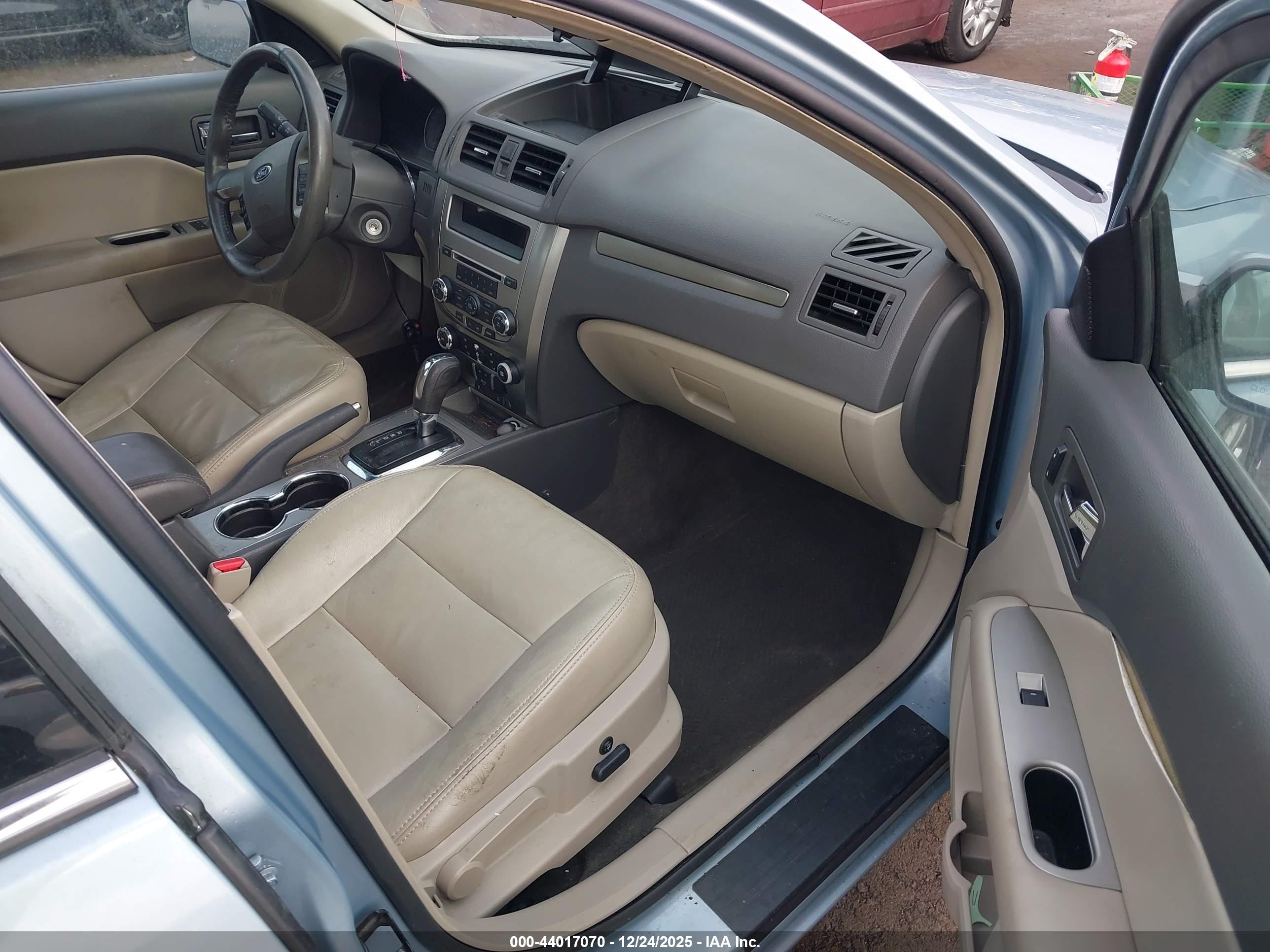 FORD FUSION image 5