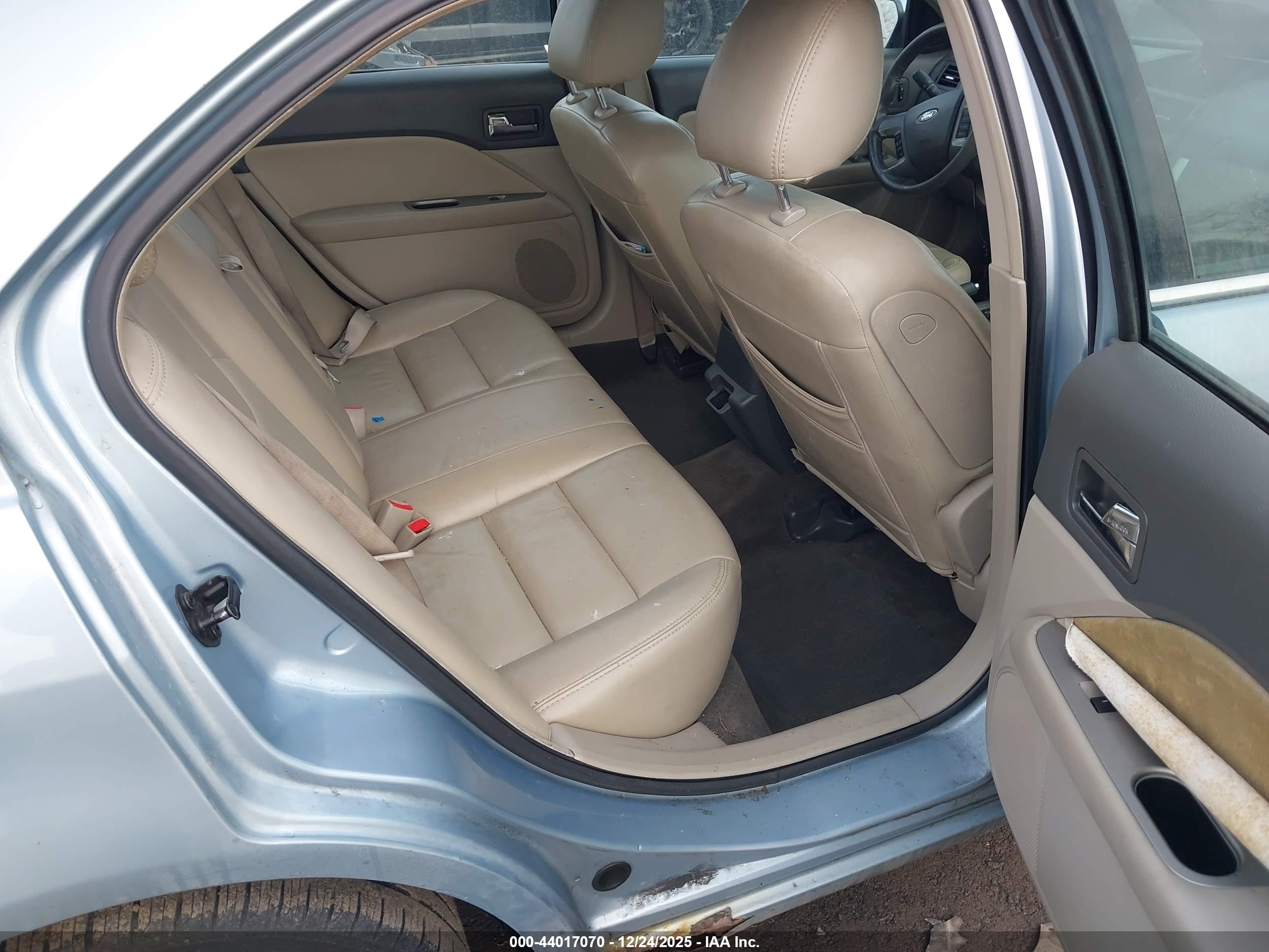 FORD FUSION image 8