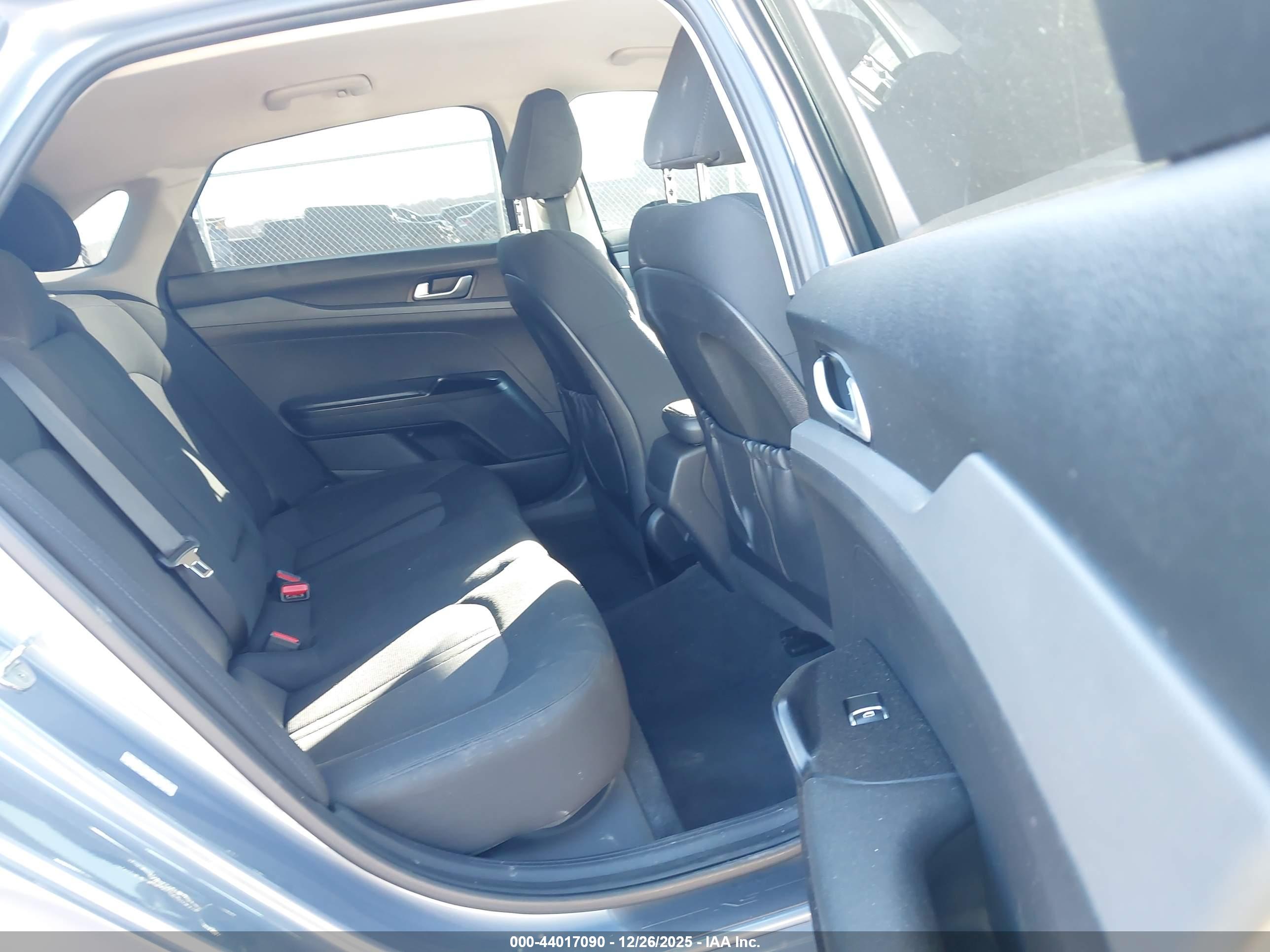 KIA K5 image 8