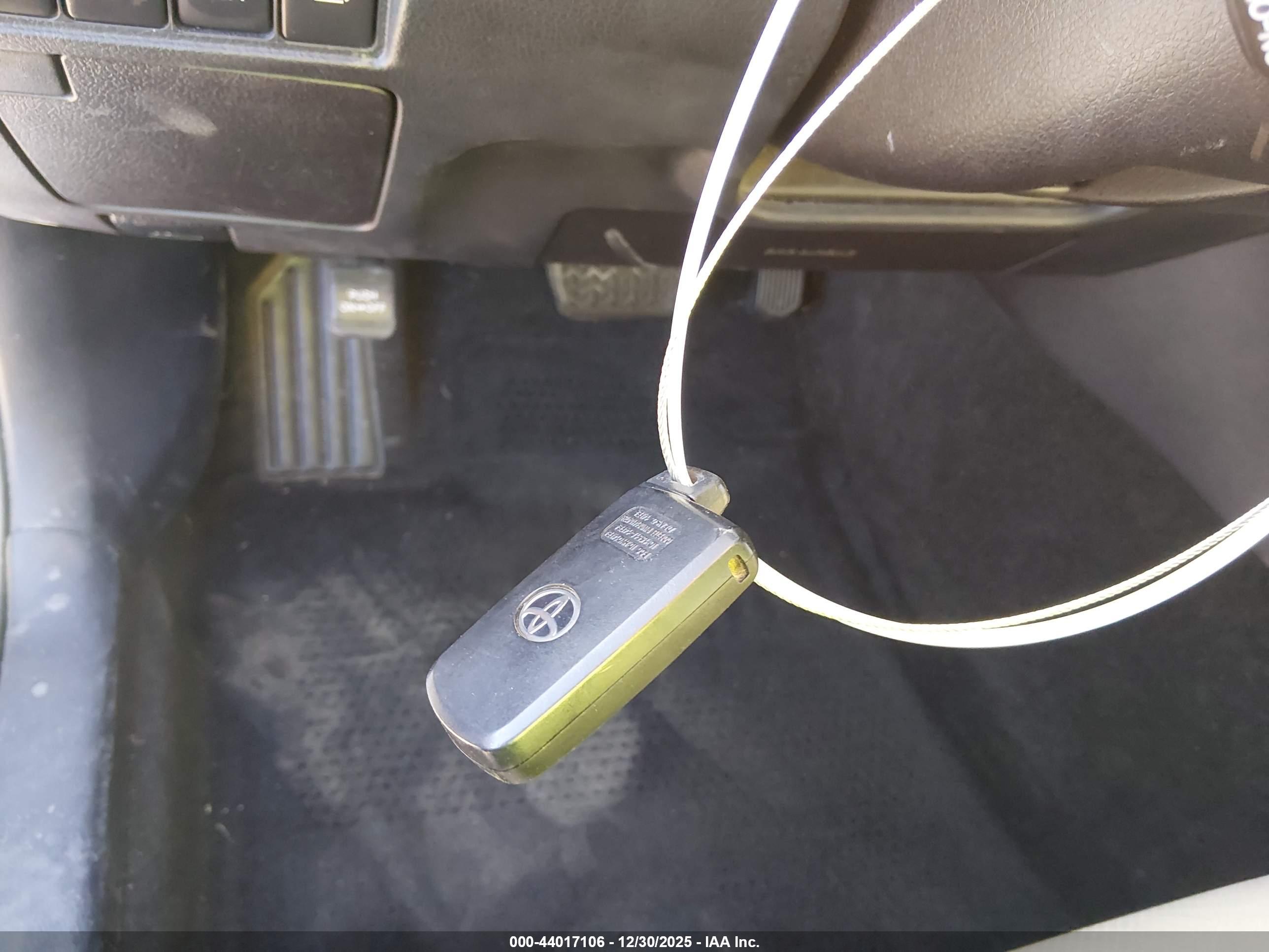 TOYOTA AVALON image 11
