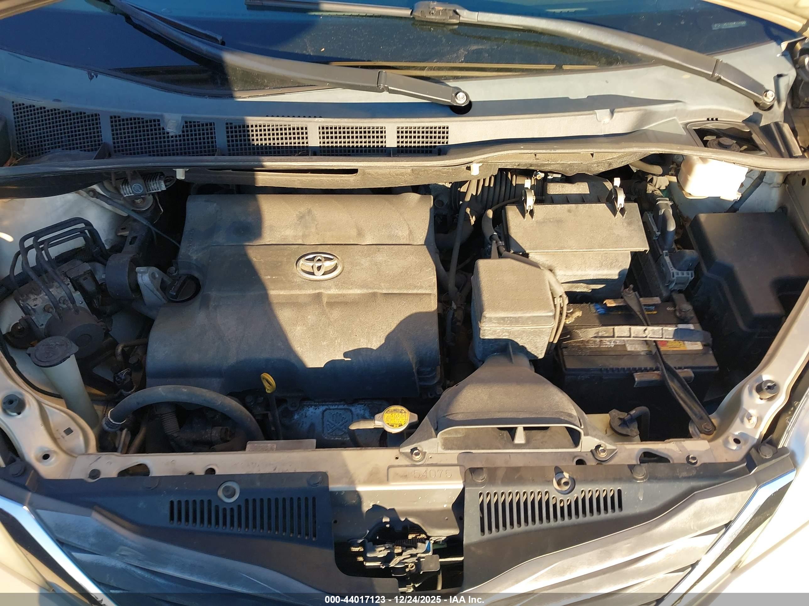 TOYOTA SIENNA image 10