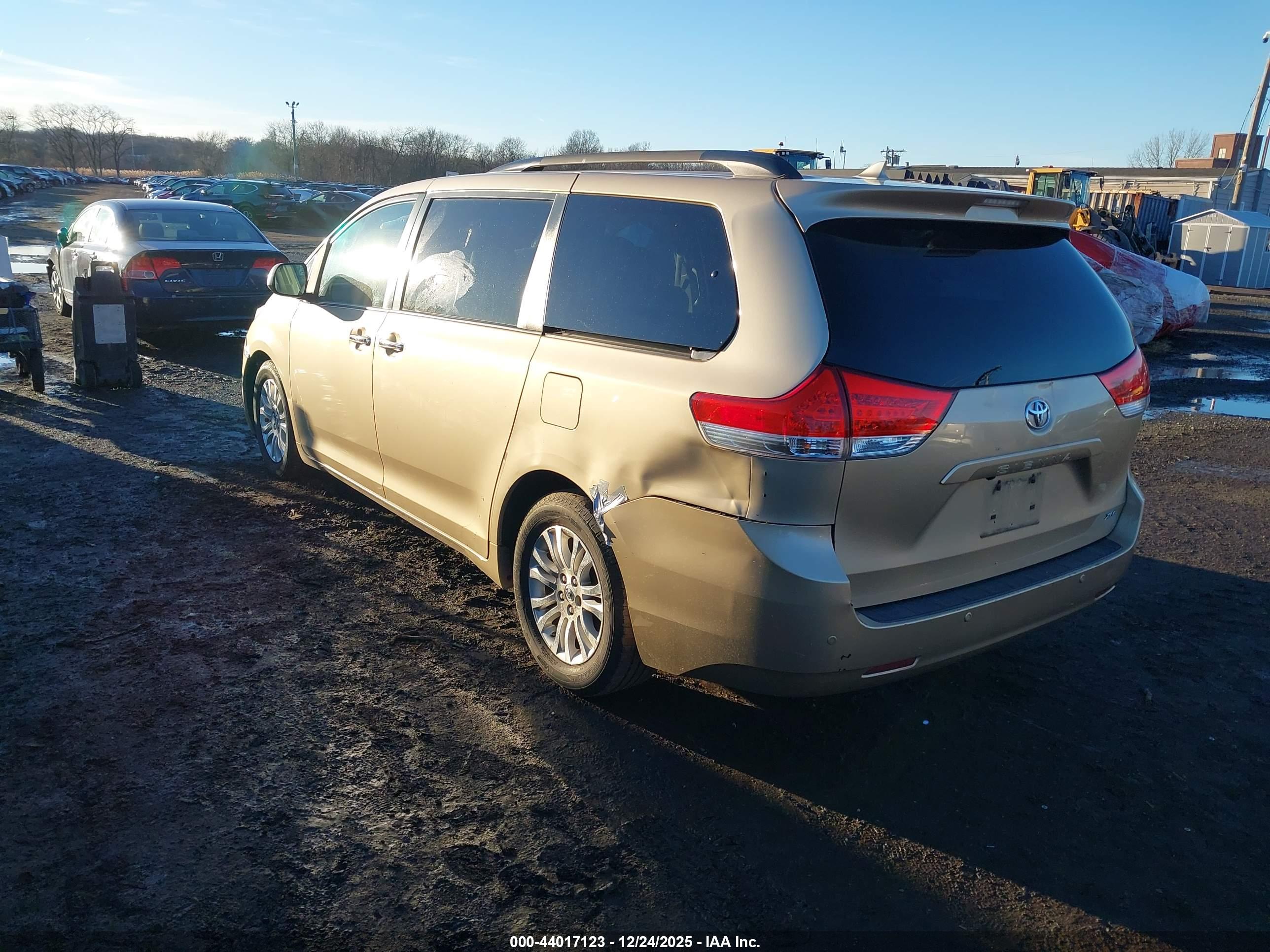 TOYOTA SIENNA image 3