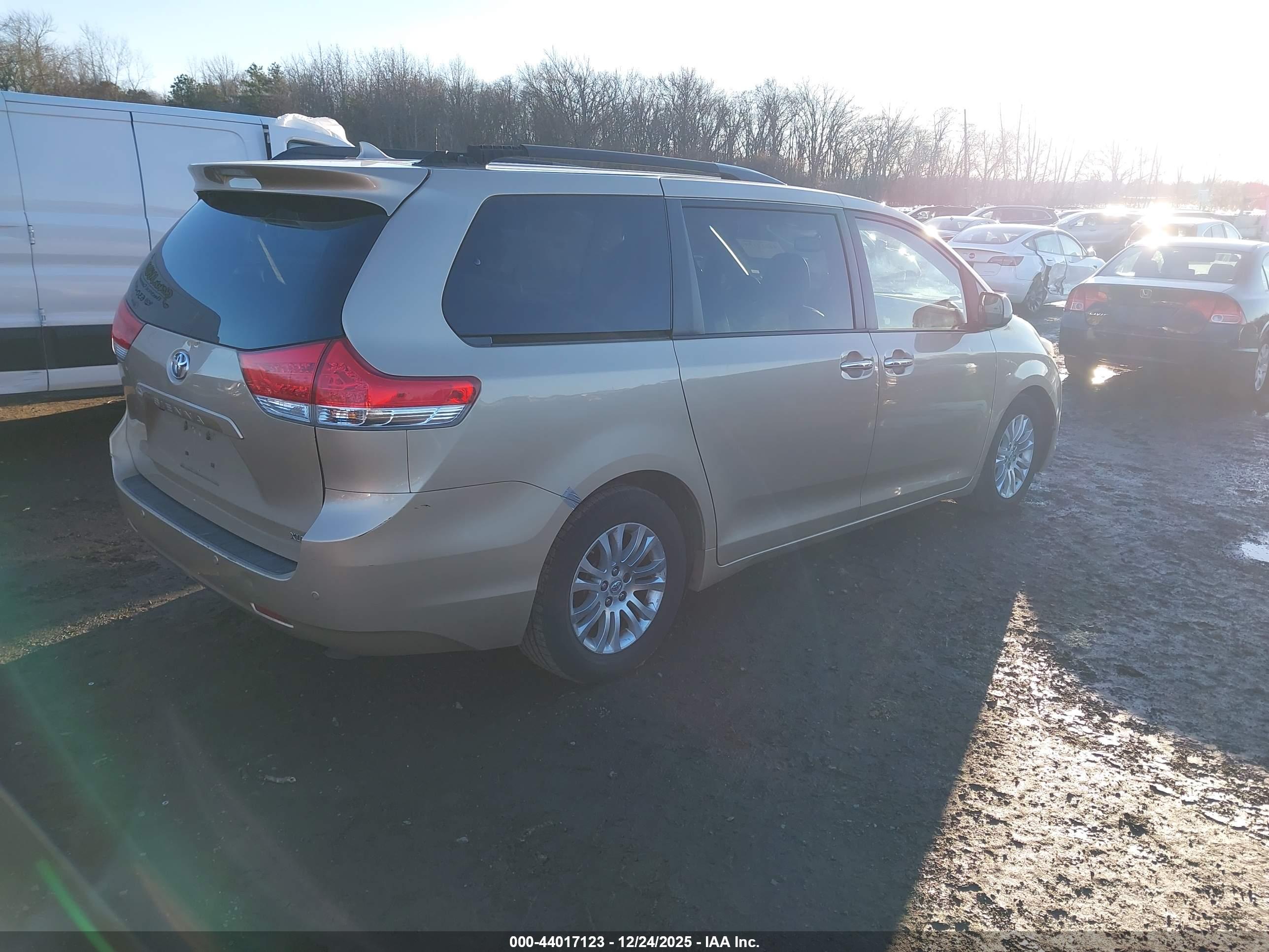 TOYOTA SIENNA image 4