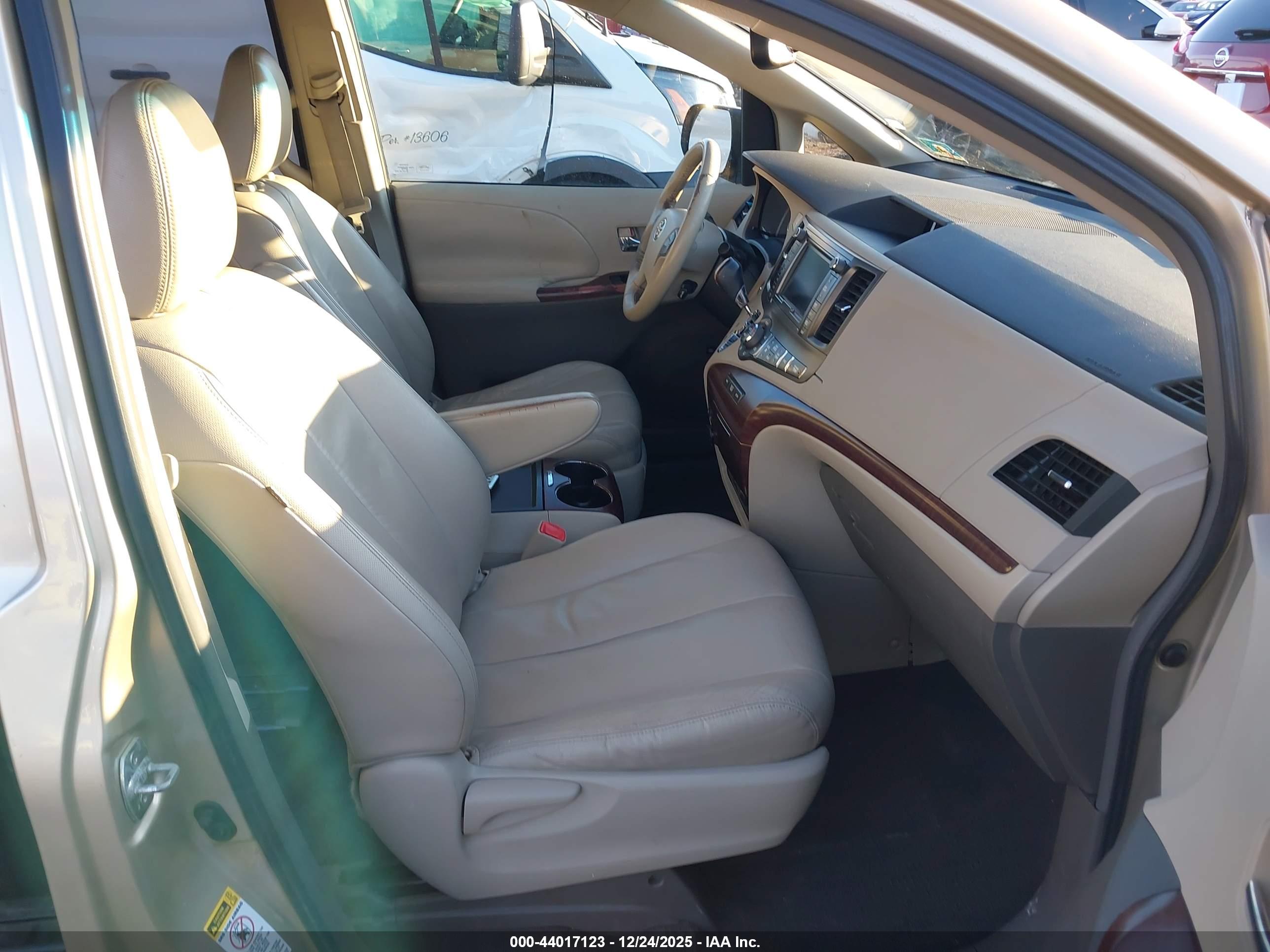 TOYOTA SIENNA image 5