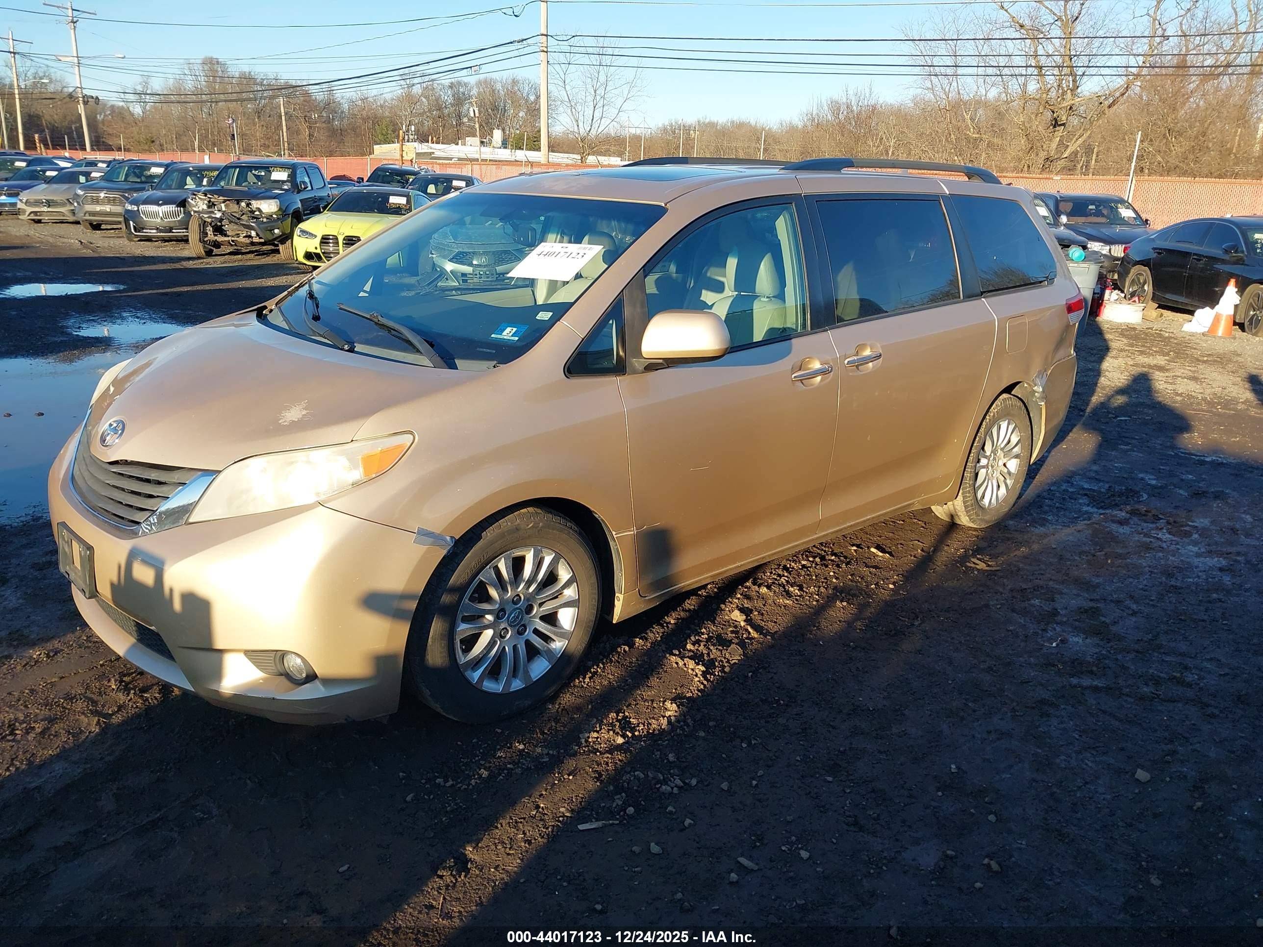 TOYOTA SIENNA image 6