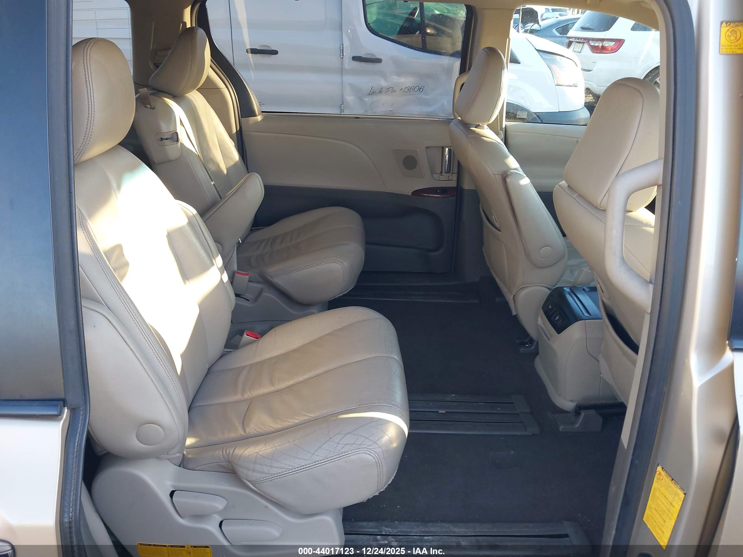 TOYOTA SIENNA image 8