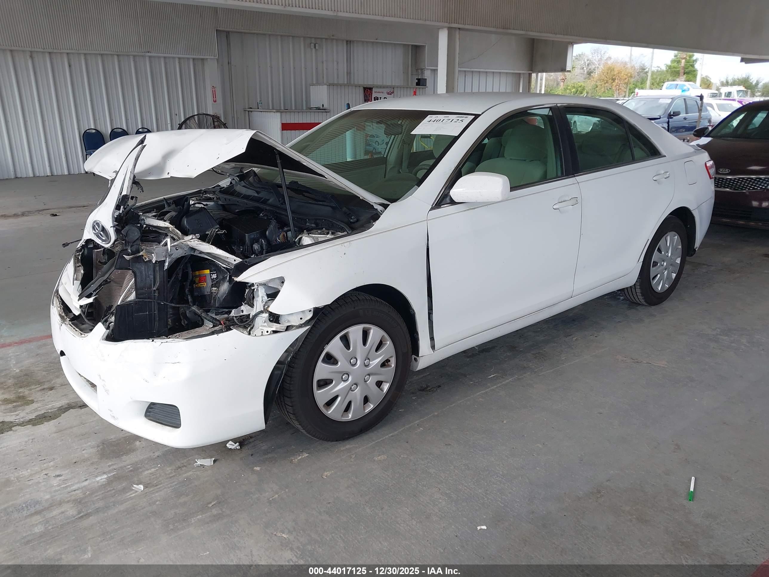 TOYOTA CAMRY image 2