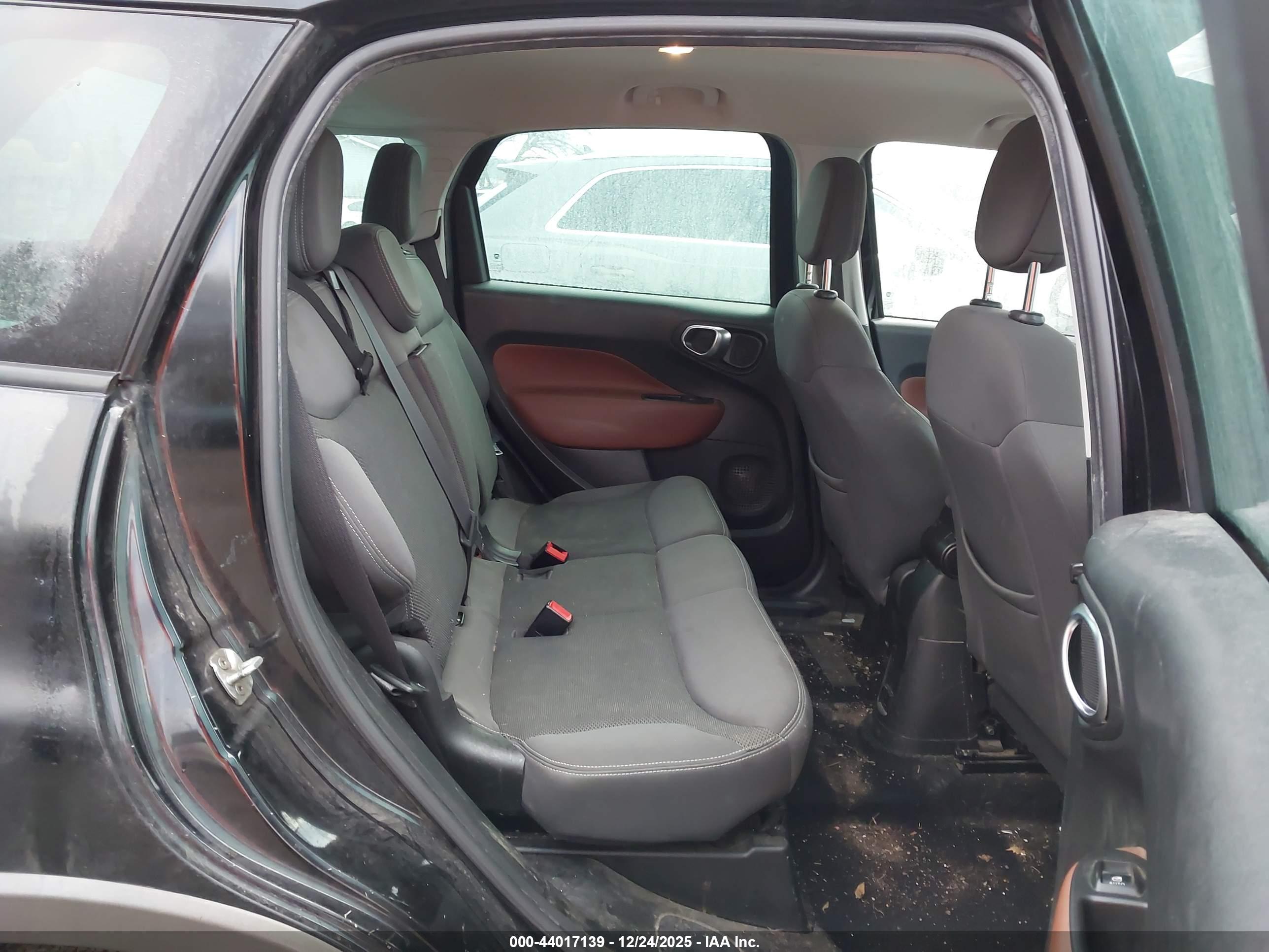 FIAT 500L image 8