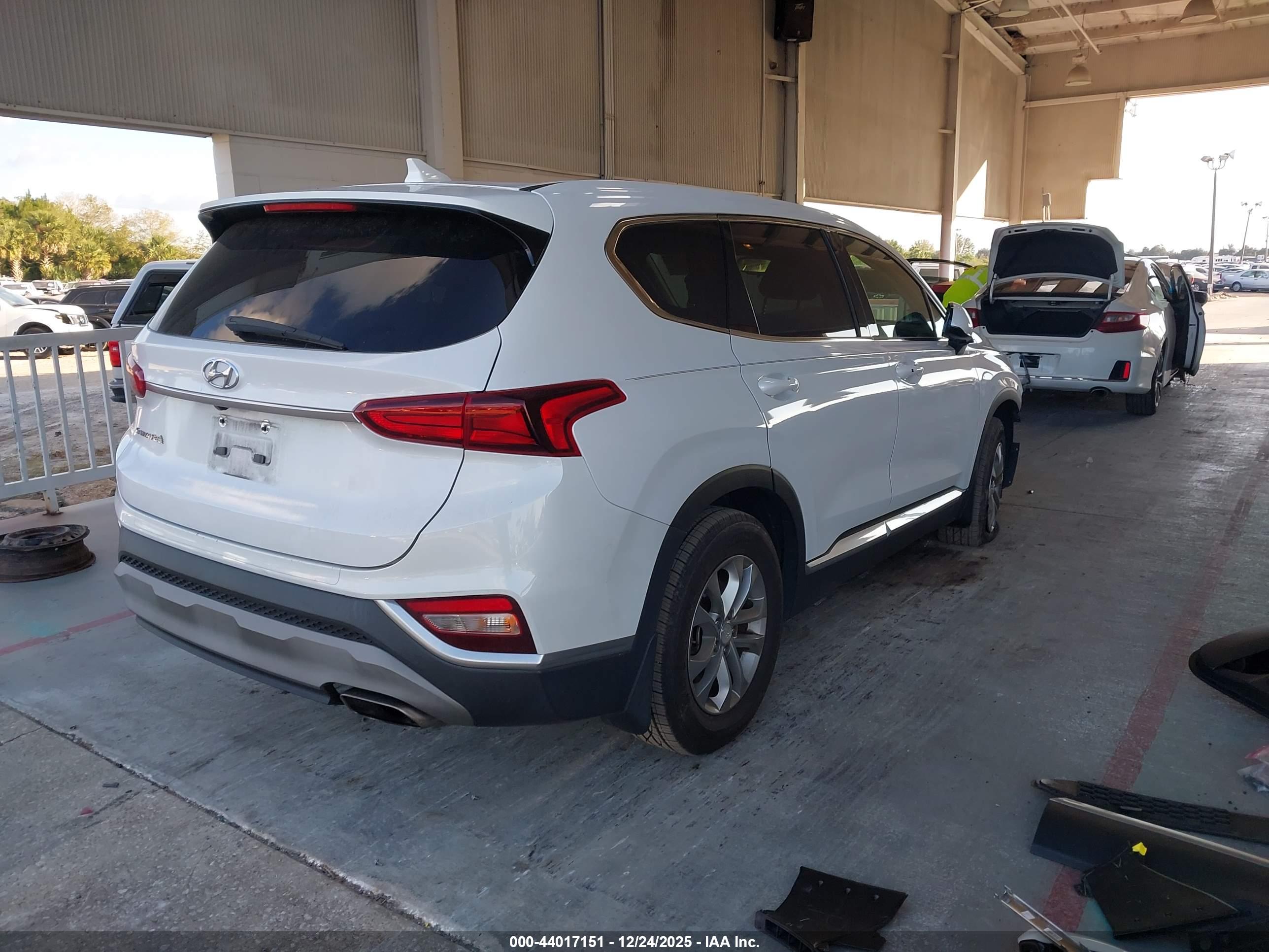 HYUNDAI SANTA image 4