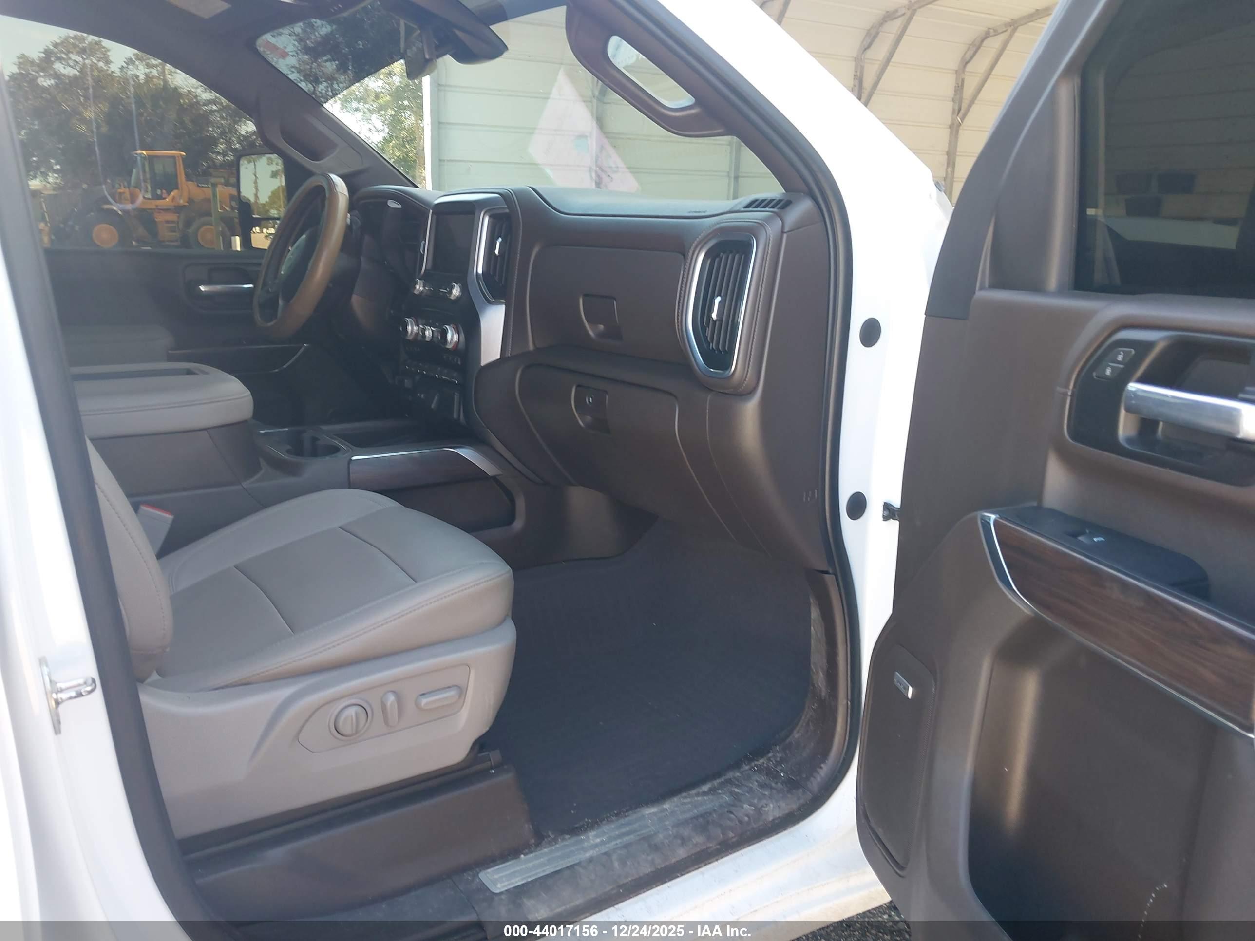 GMC SIERRA image 5