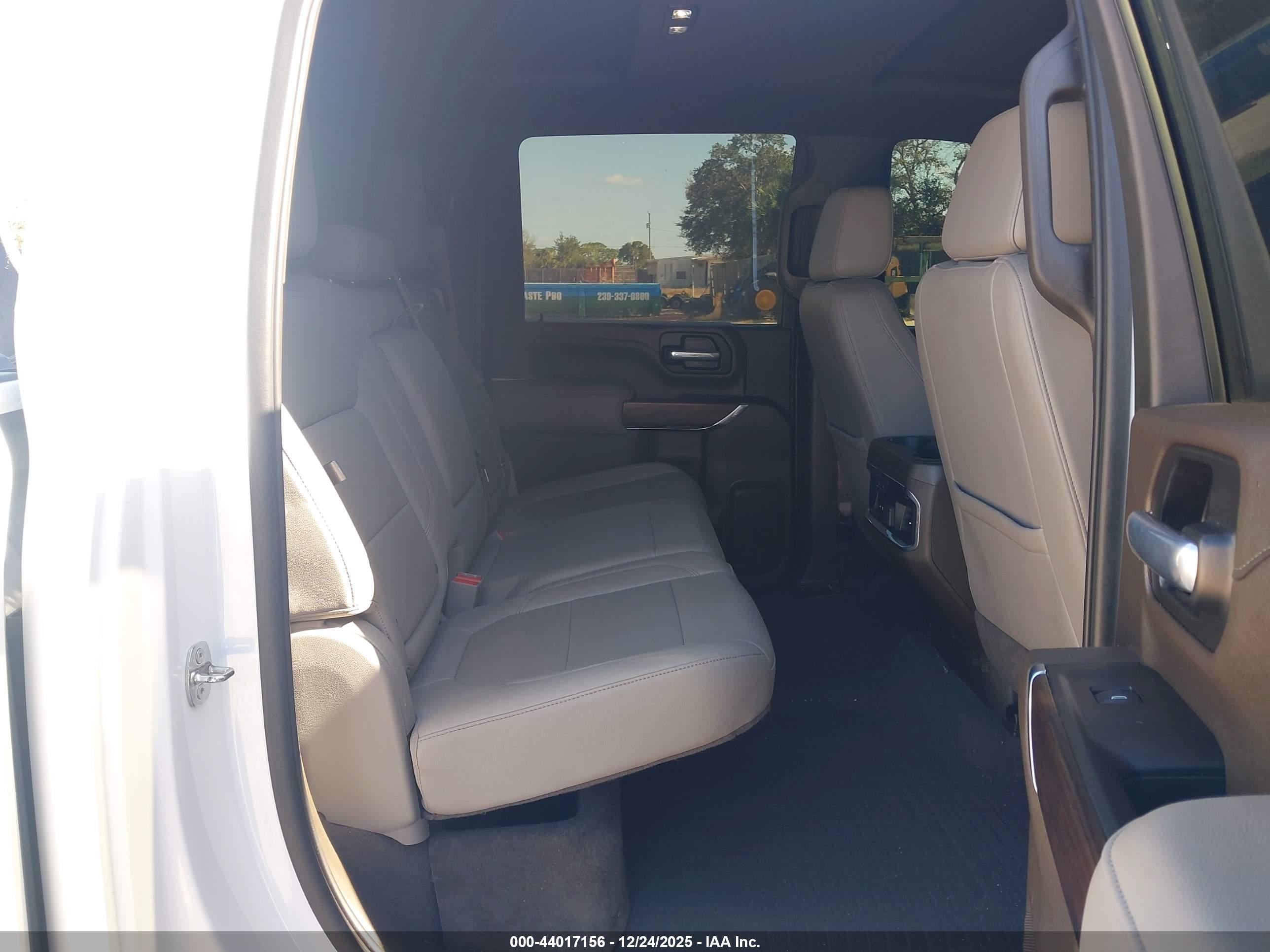 GMC SIERRA image 8