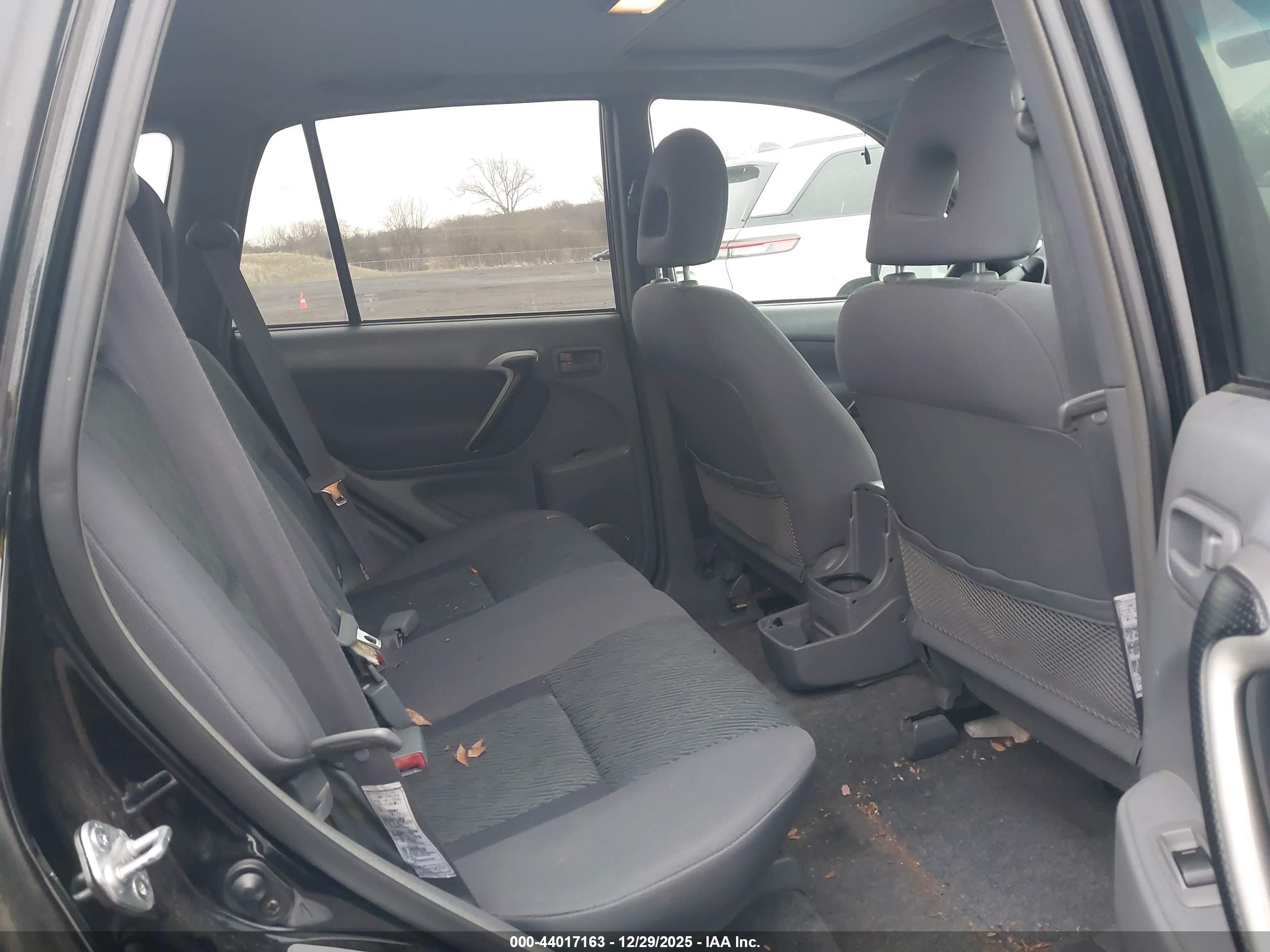 TOYOTA RAV4 image 8