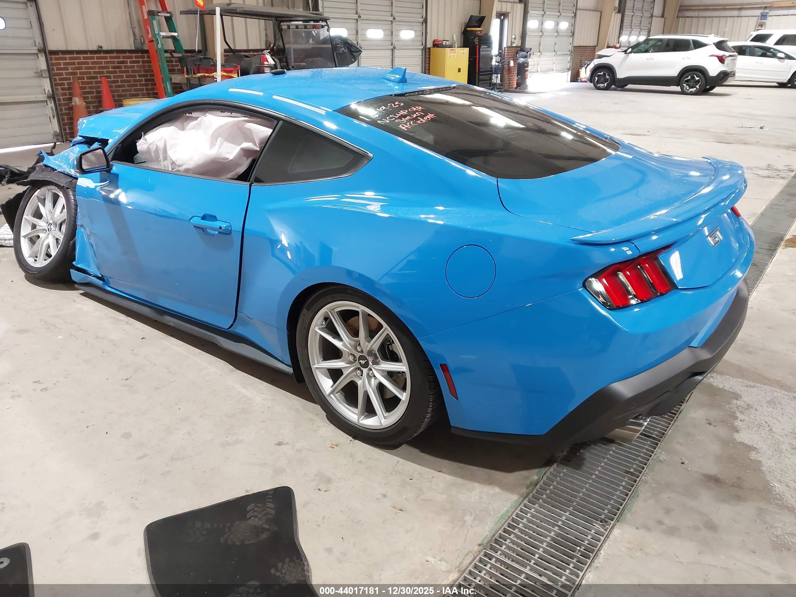 FORD MUSTANG image 3