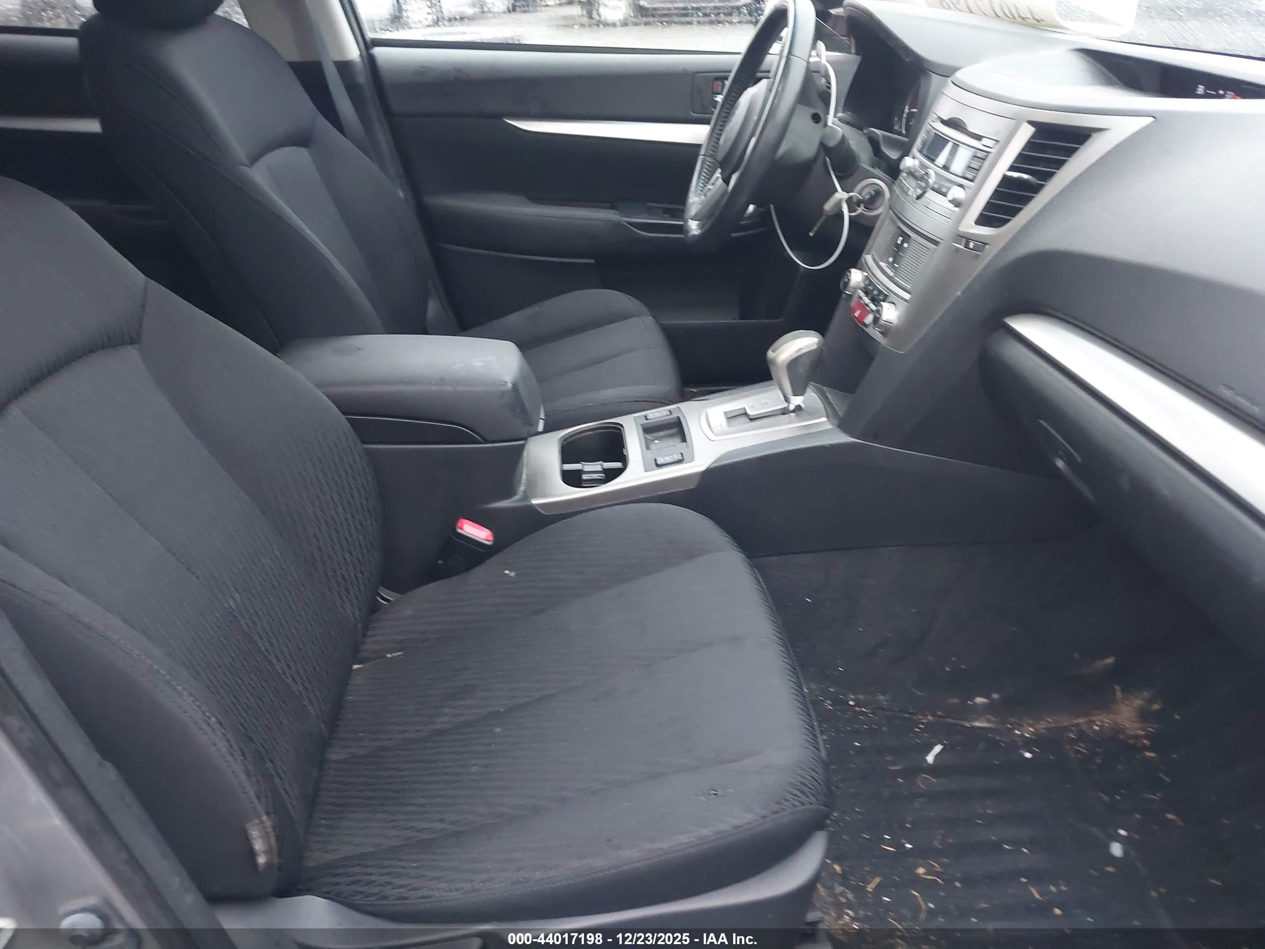 SUBARU OUTBACK image 5