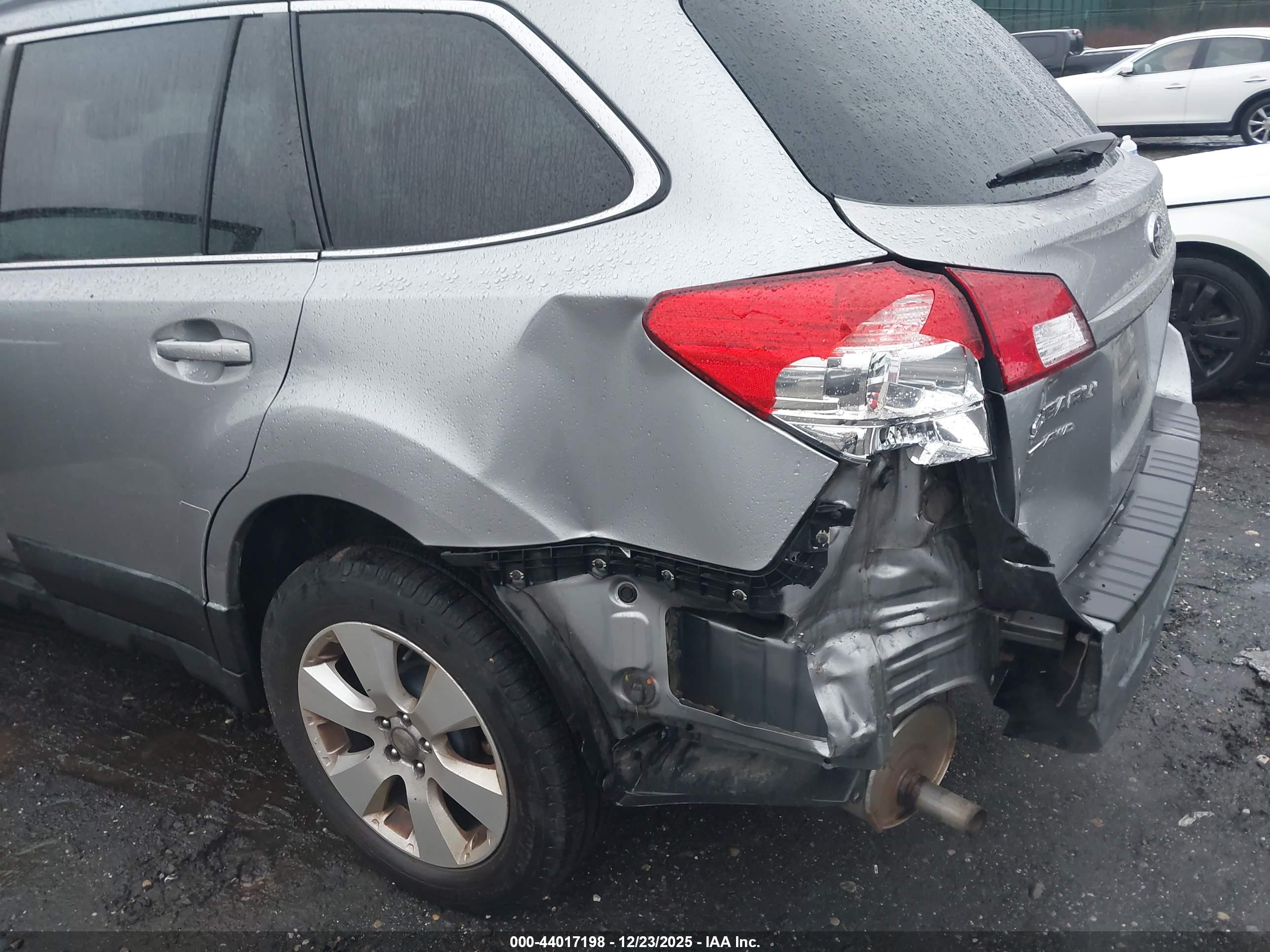 SUBARU OUTBACK image 6
