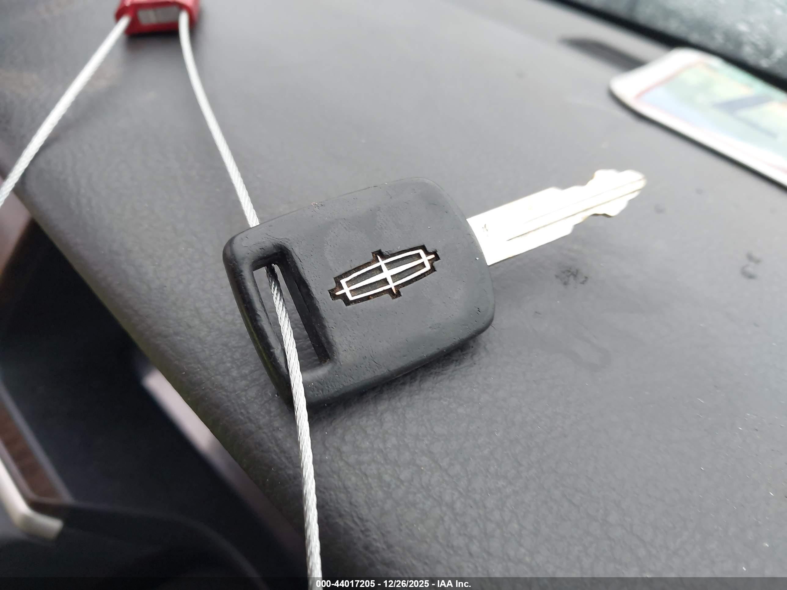 LINCOLN TOWN image 11