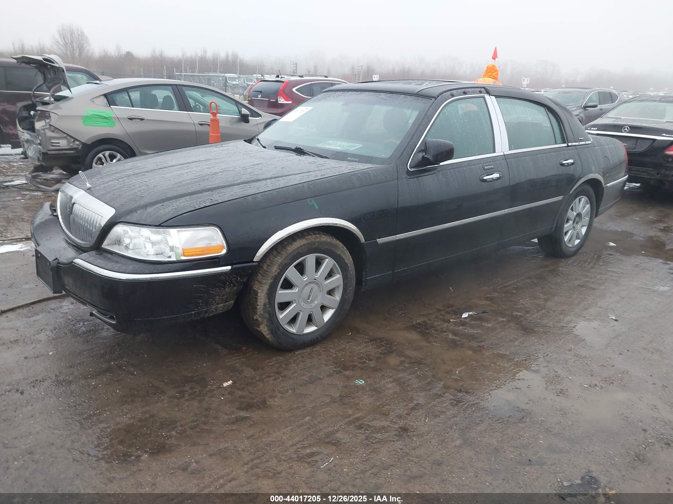 LINCOLN TOWN image 2
