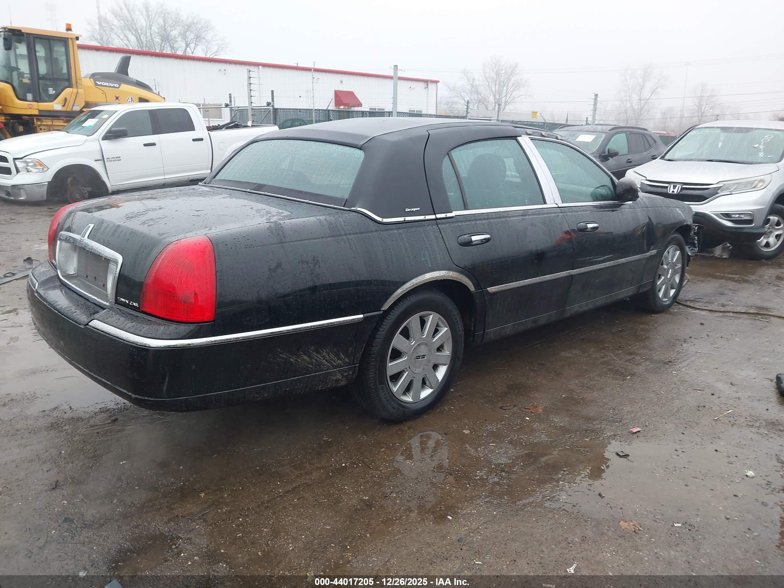 LINCOLN TOWN image 4