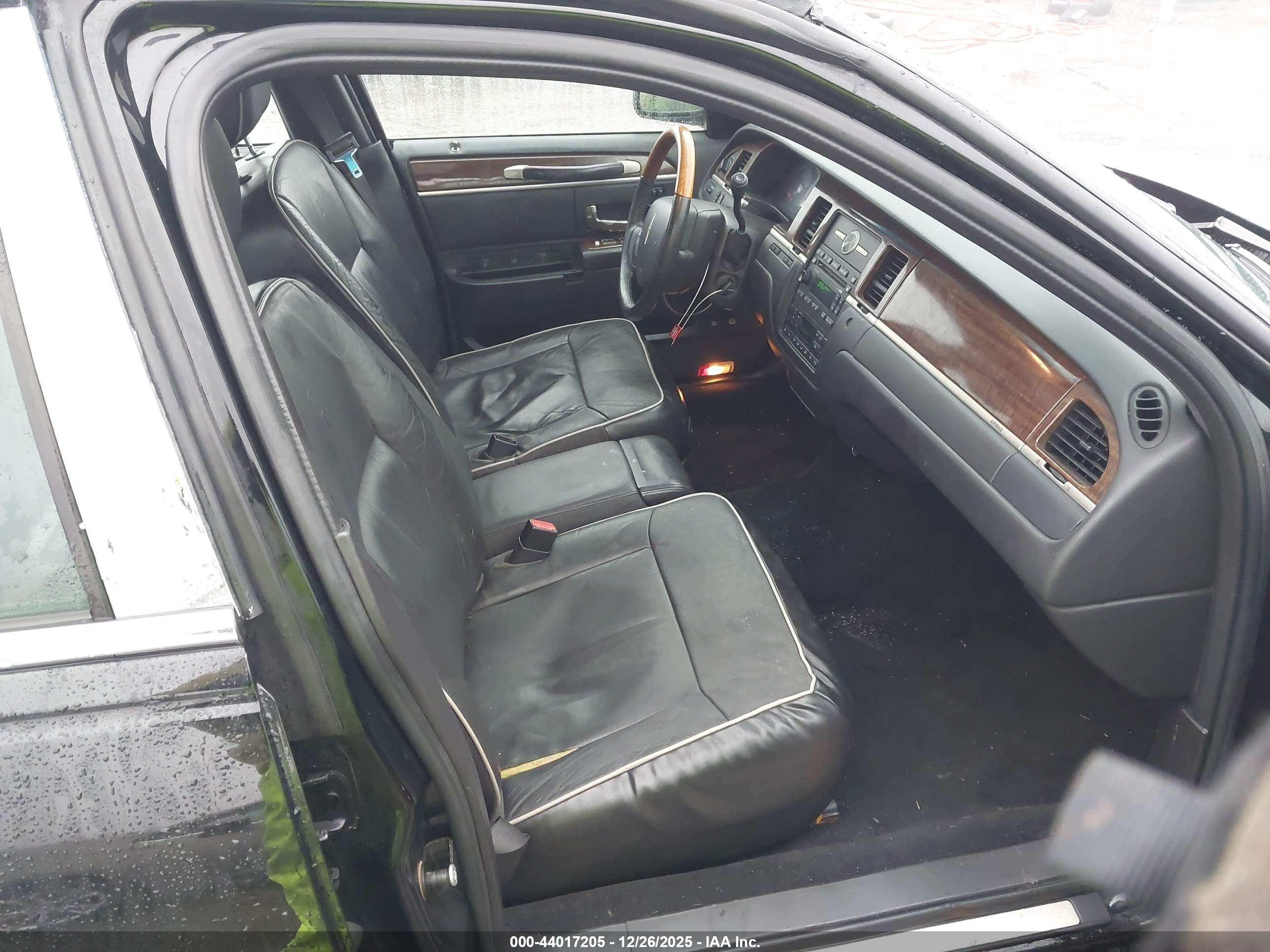 LINCOLN TOWN image 5