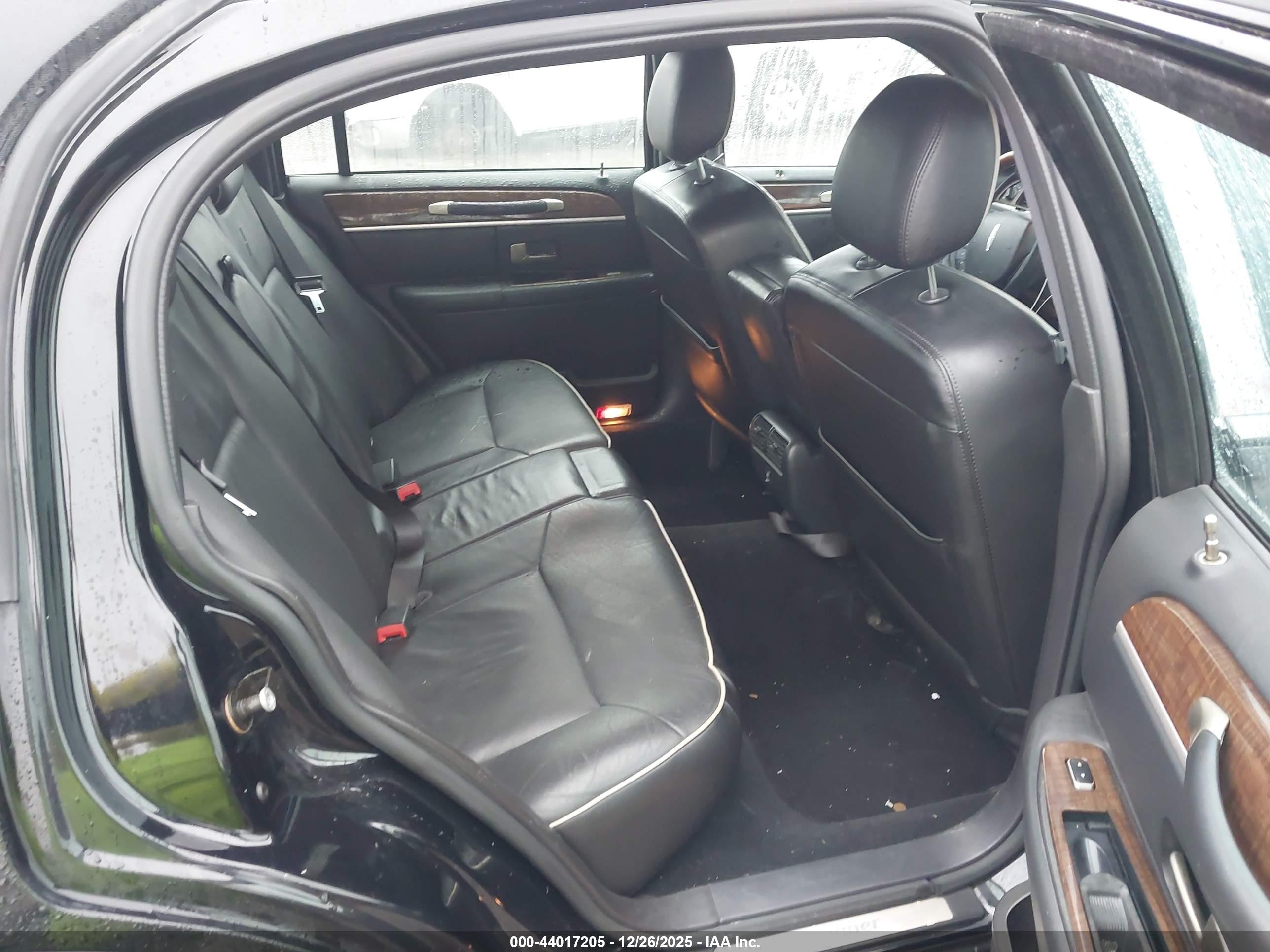 LINCOLN TOWN image 8