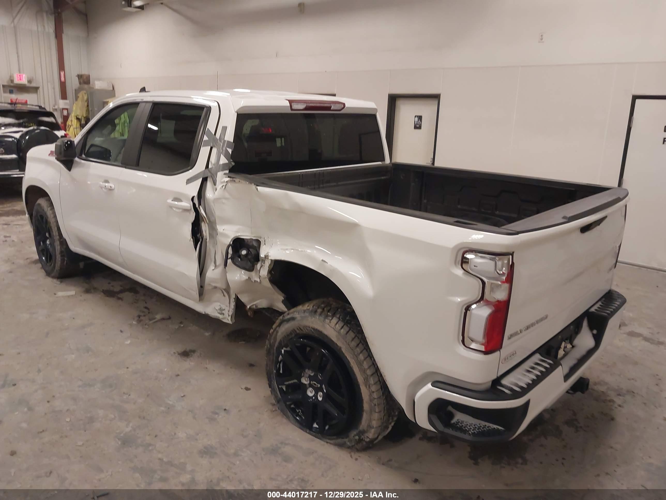 CHEVROLET SILVERADO image 3