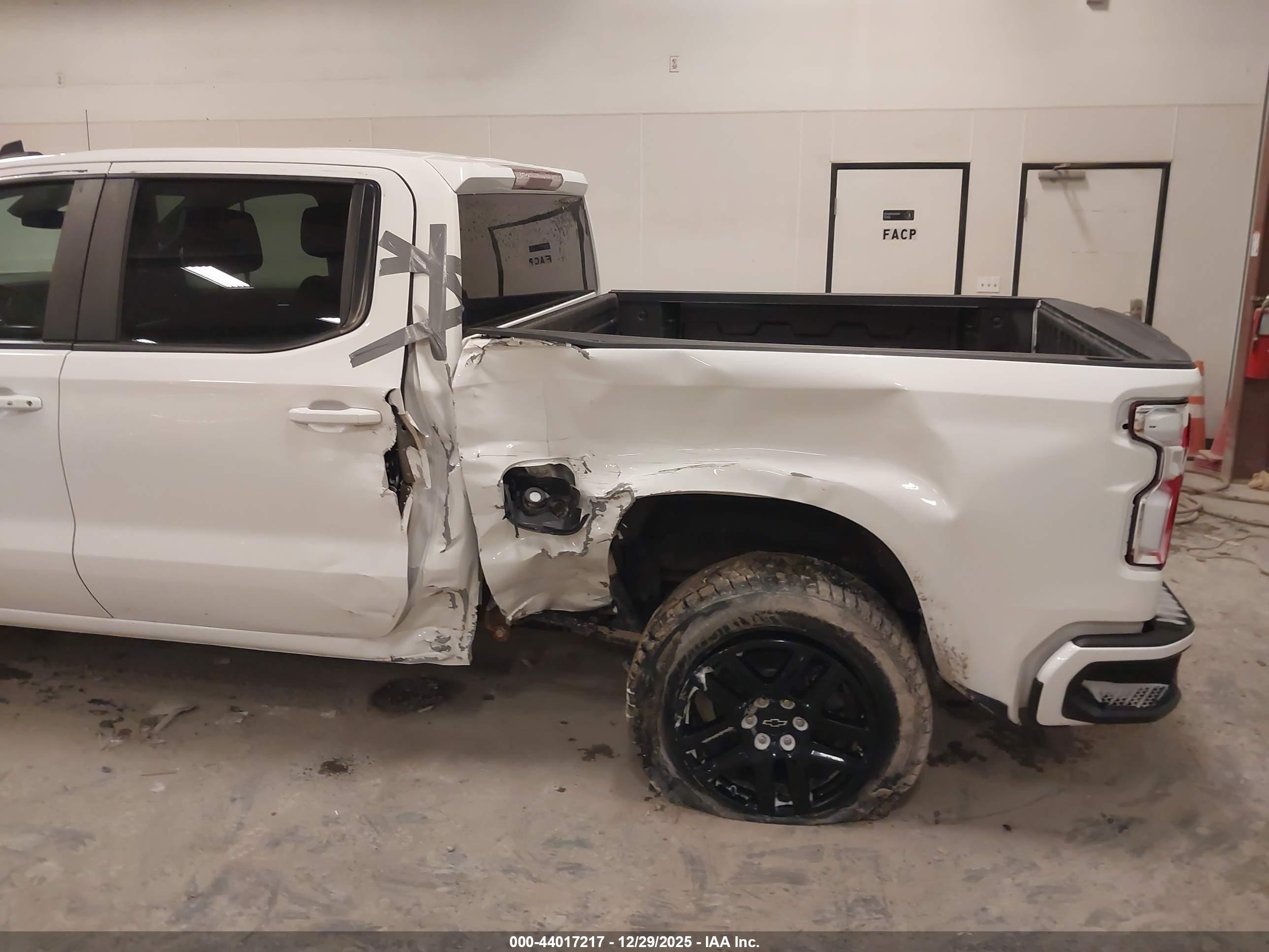 CHEVROLET SILVERADO image 6