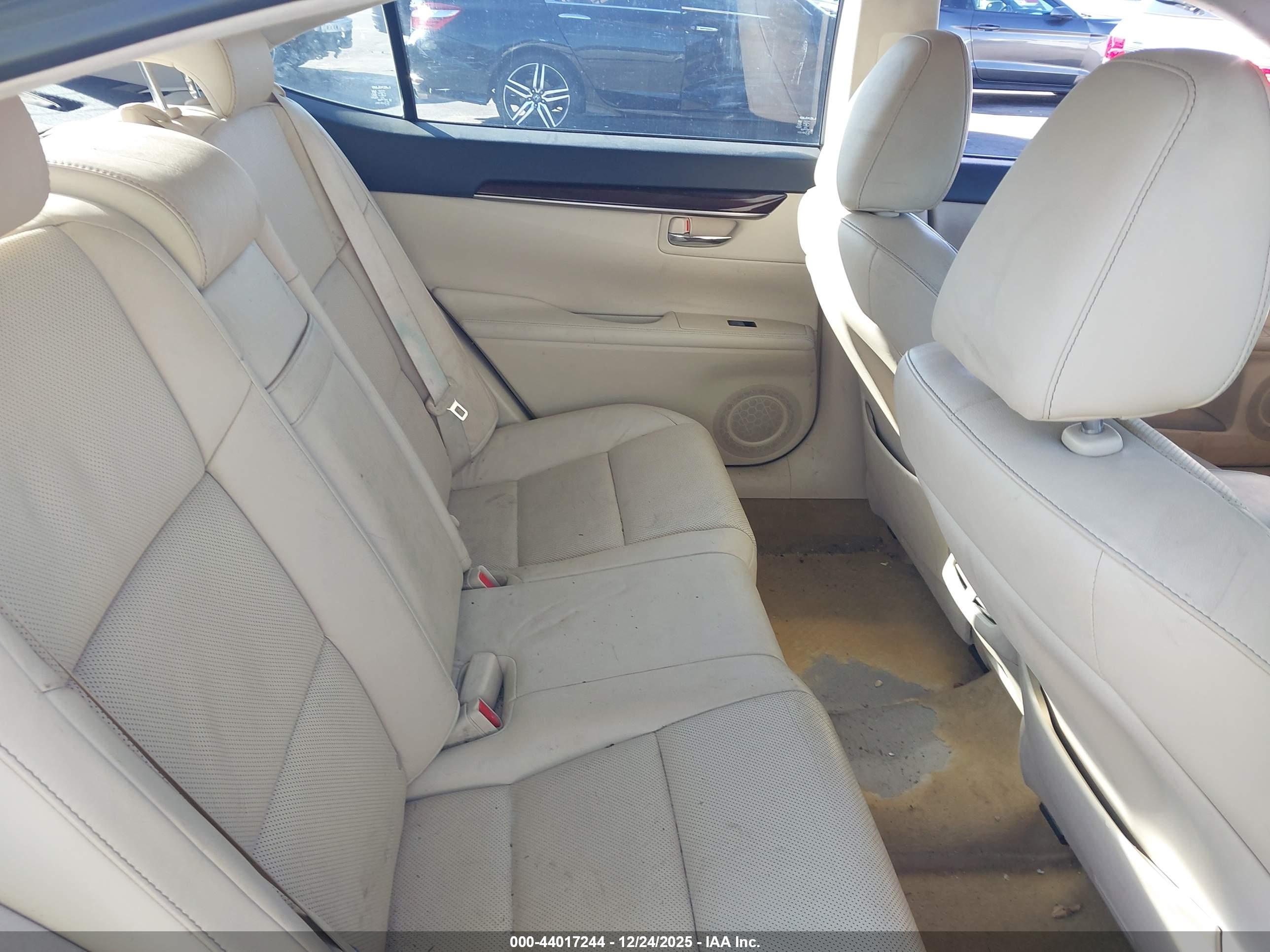 LEXUS ES image 8