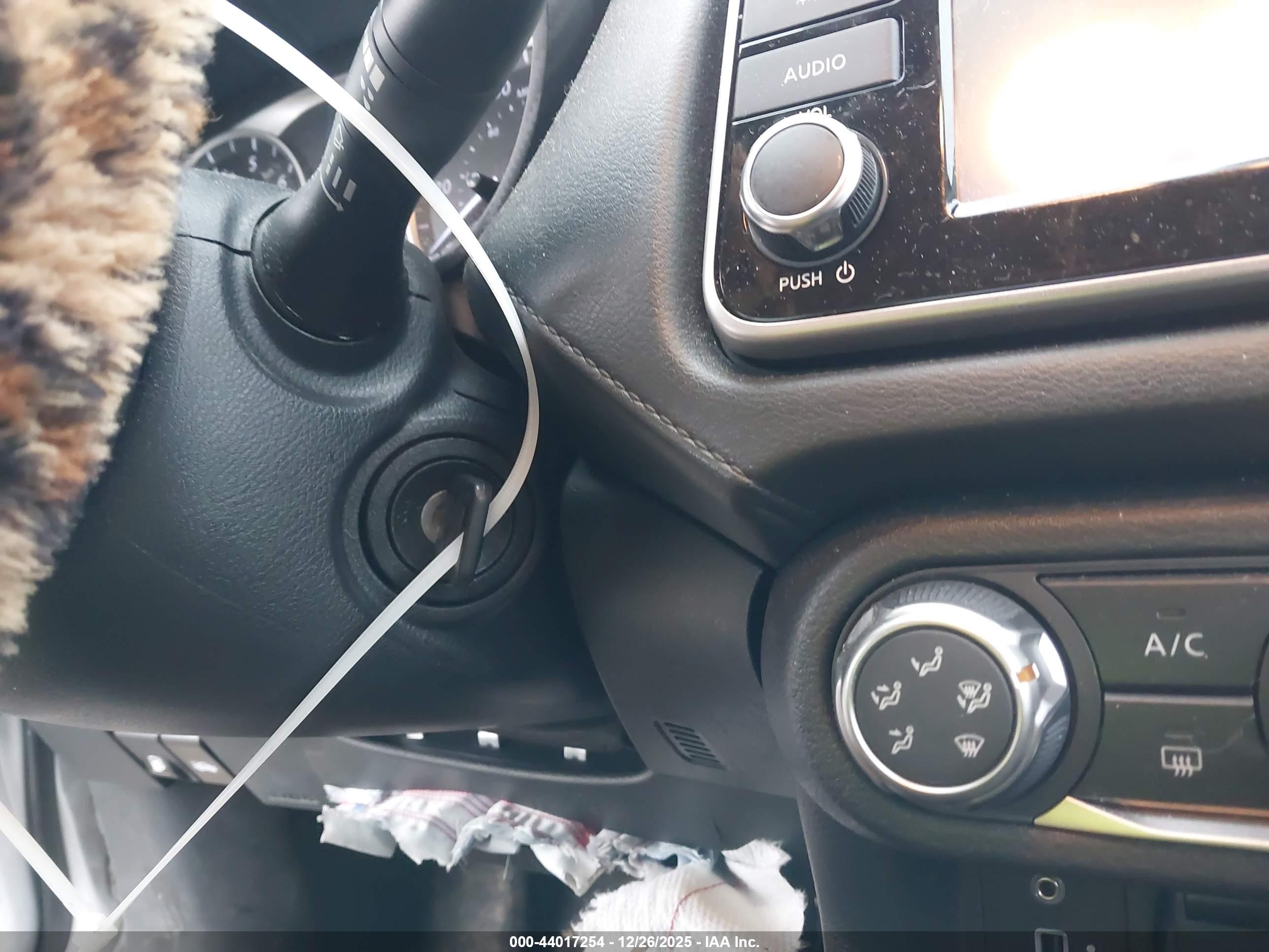 NISSAN VERSA image 11