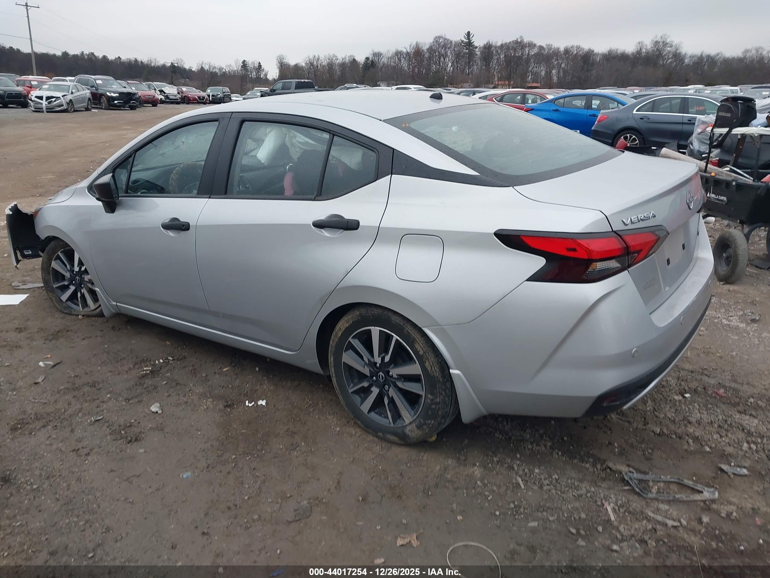 NISSAN VERSA image 3