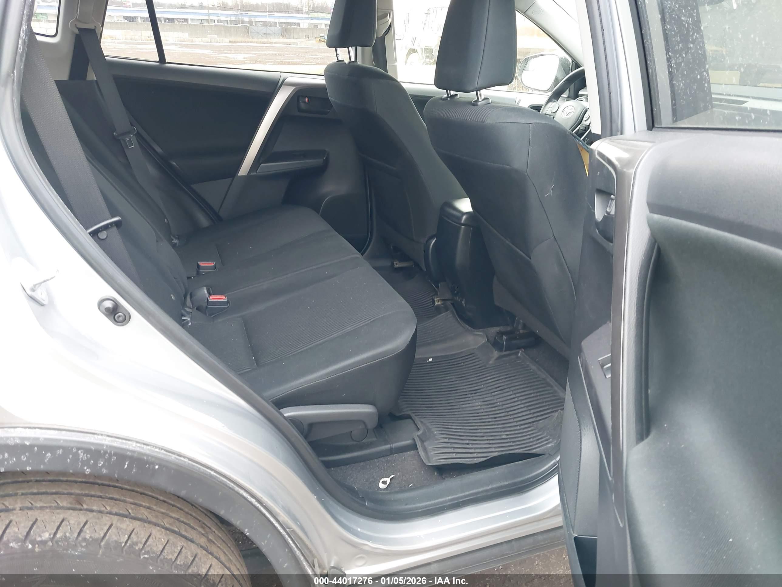 TOYOTA RAV4 image 8