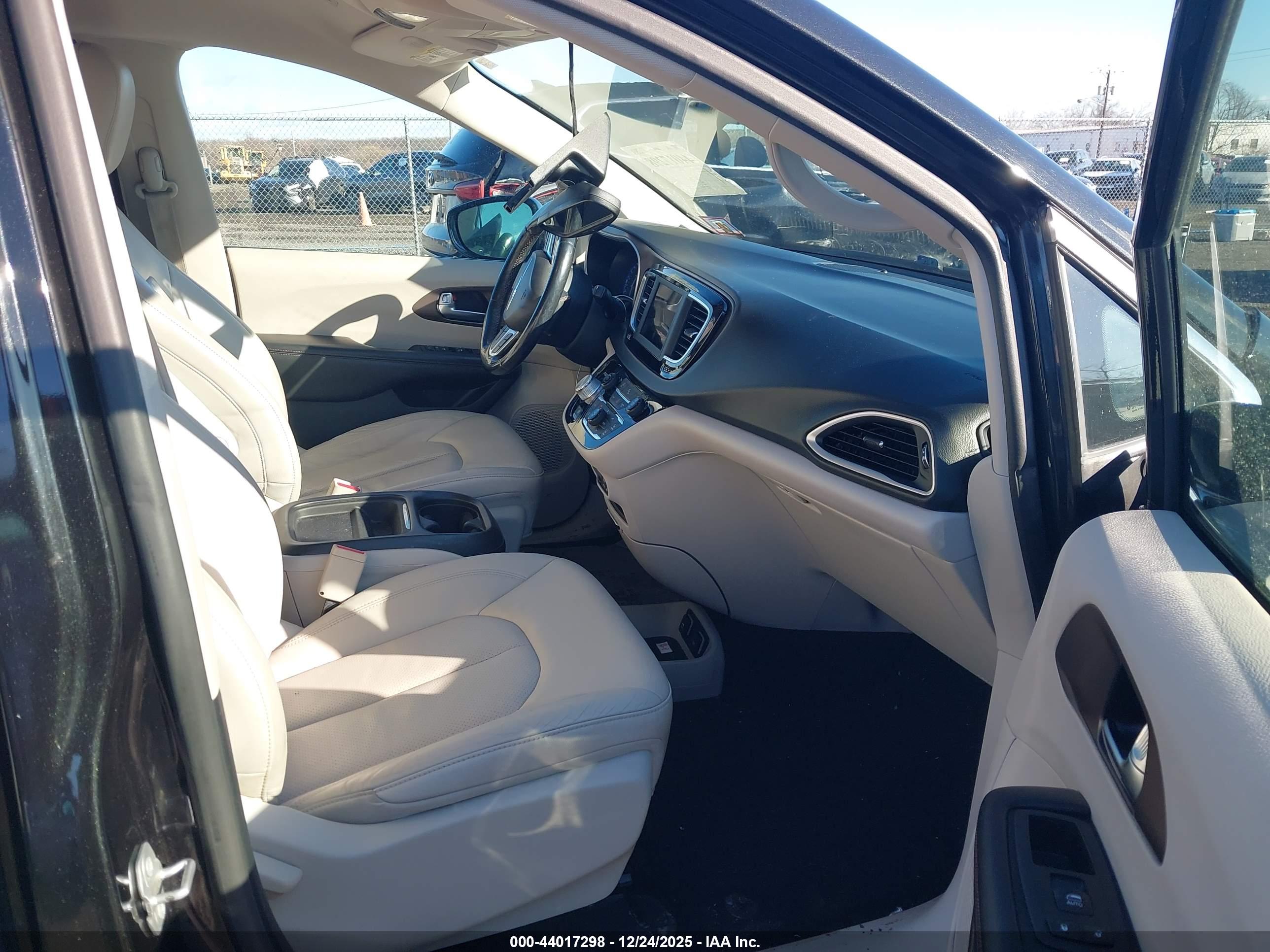 CHRYSLER PACIFICA image 5