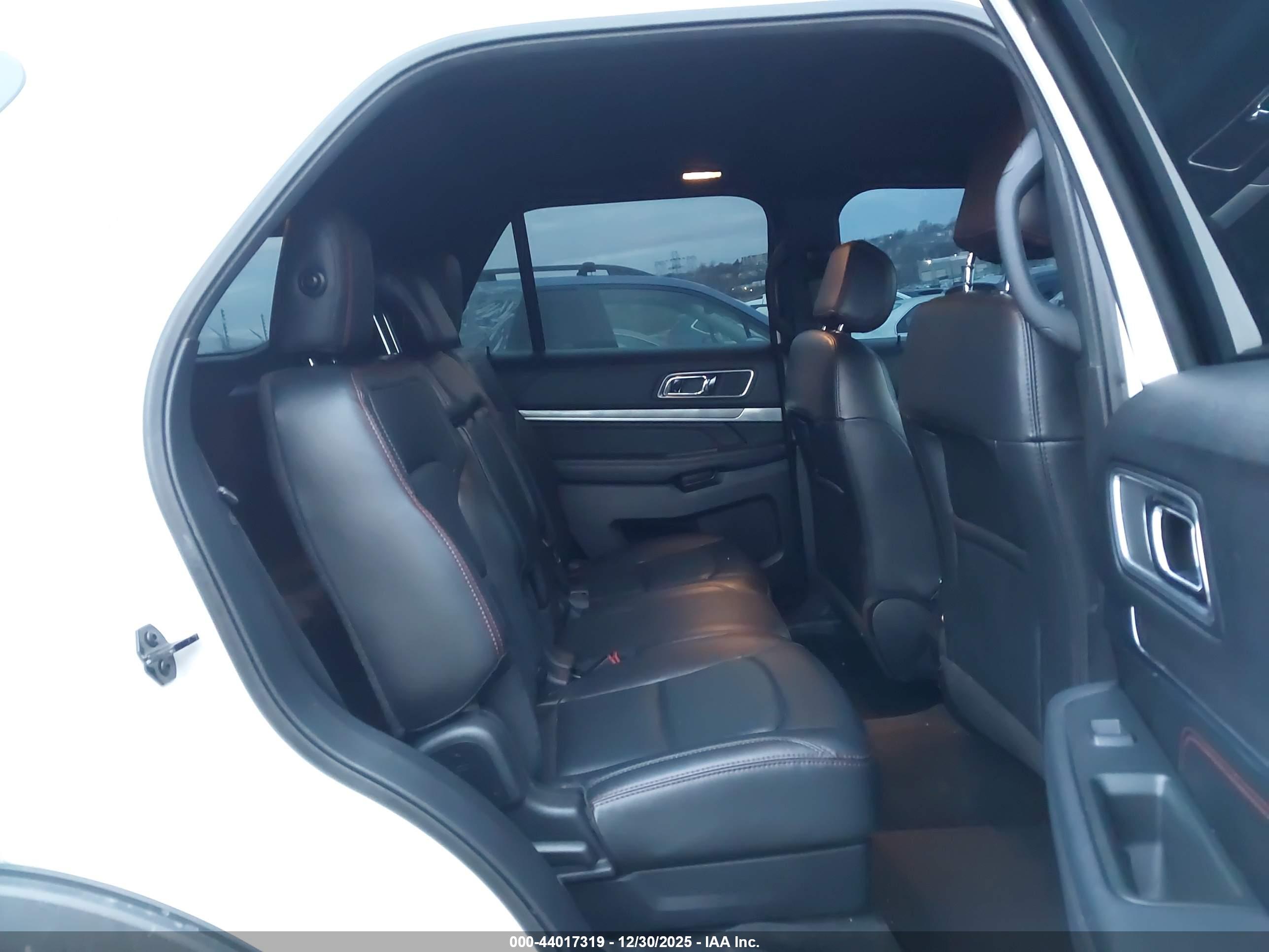 FORD EXPLORER image 8