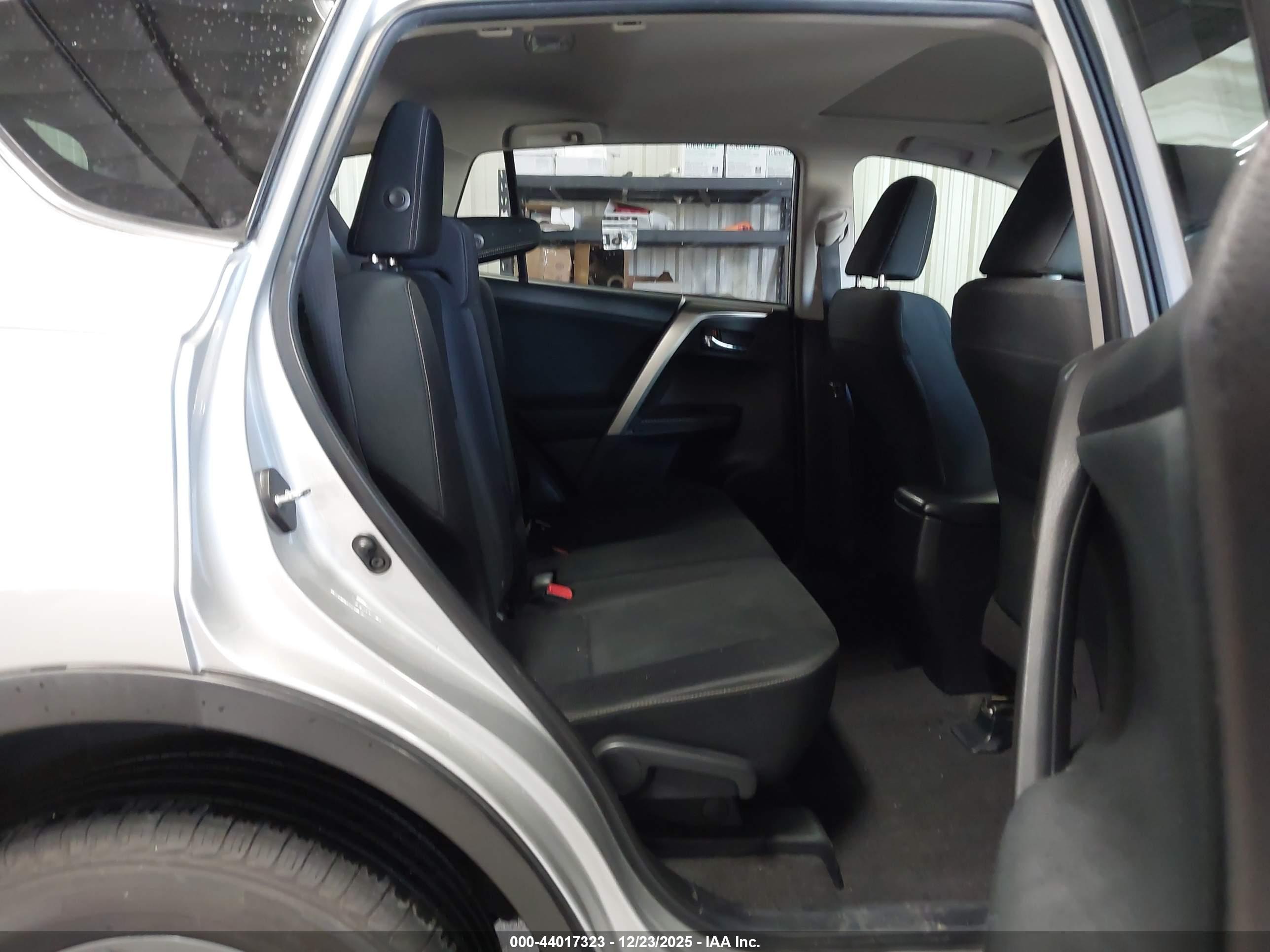 TOYOTA RAV4 image 8
