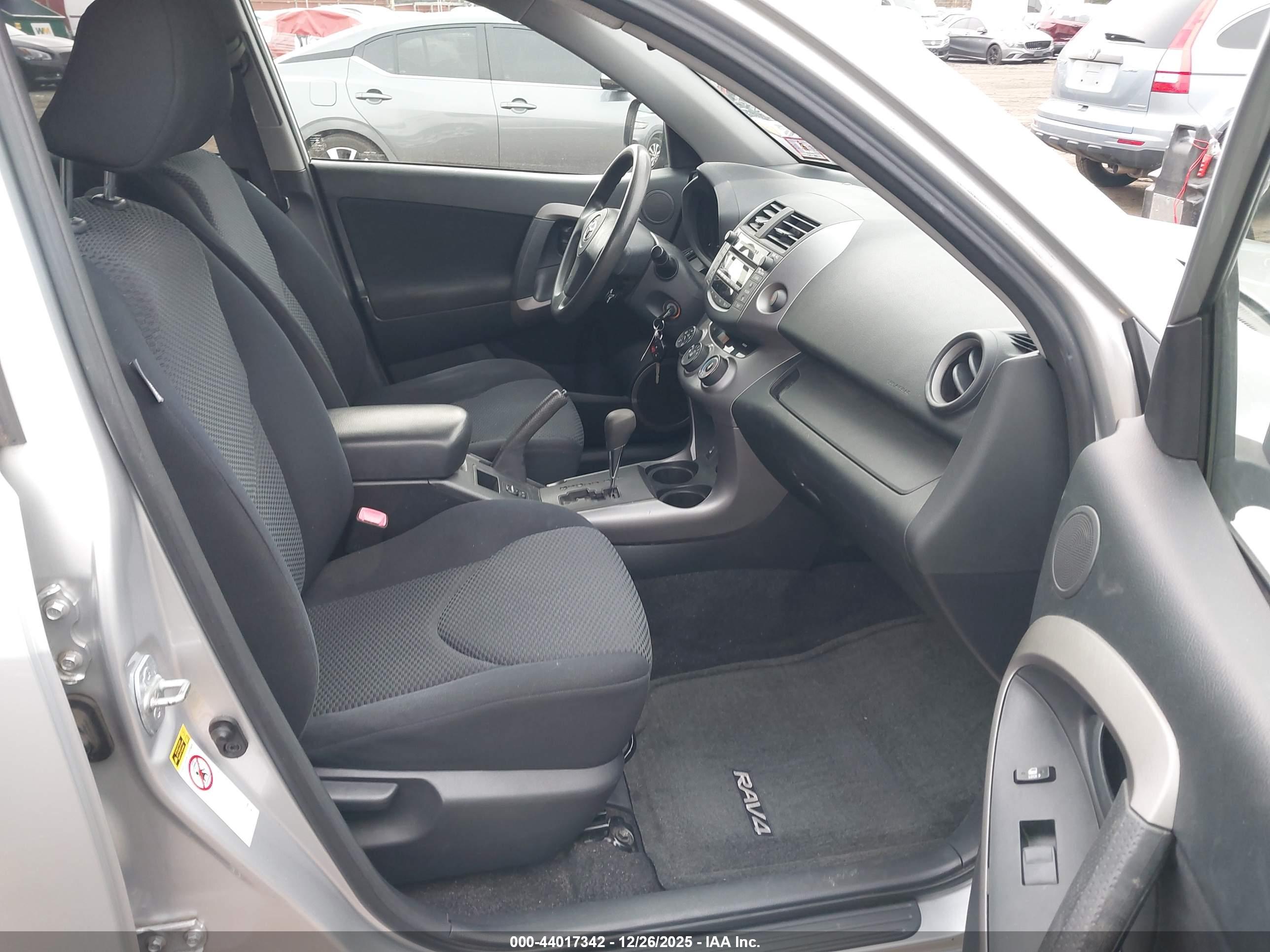 TOYOTA RAV4 image 5
