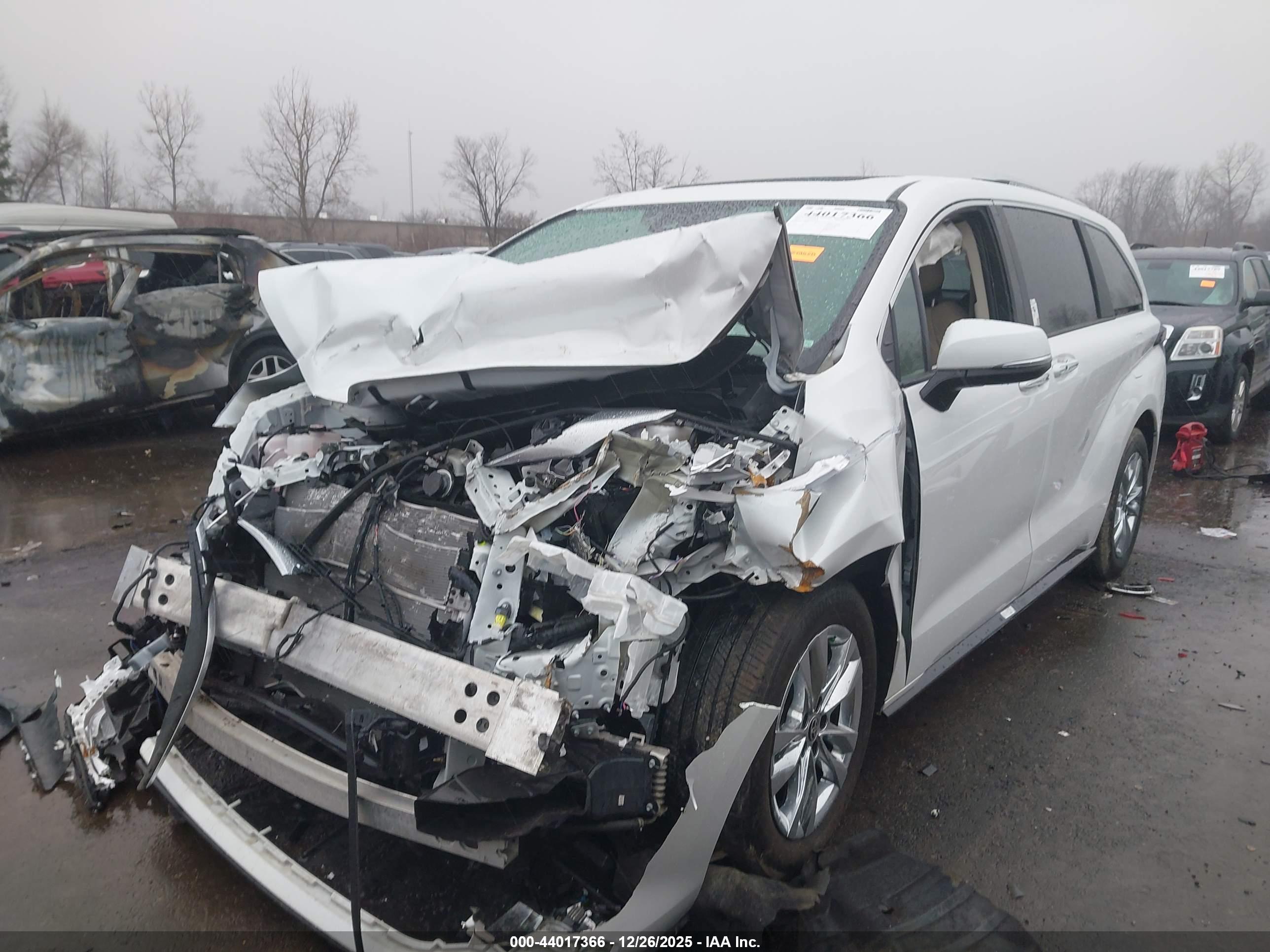 TOYOTA SIENNA image 2