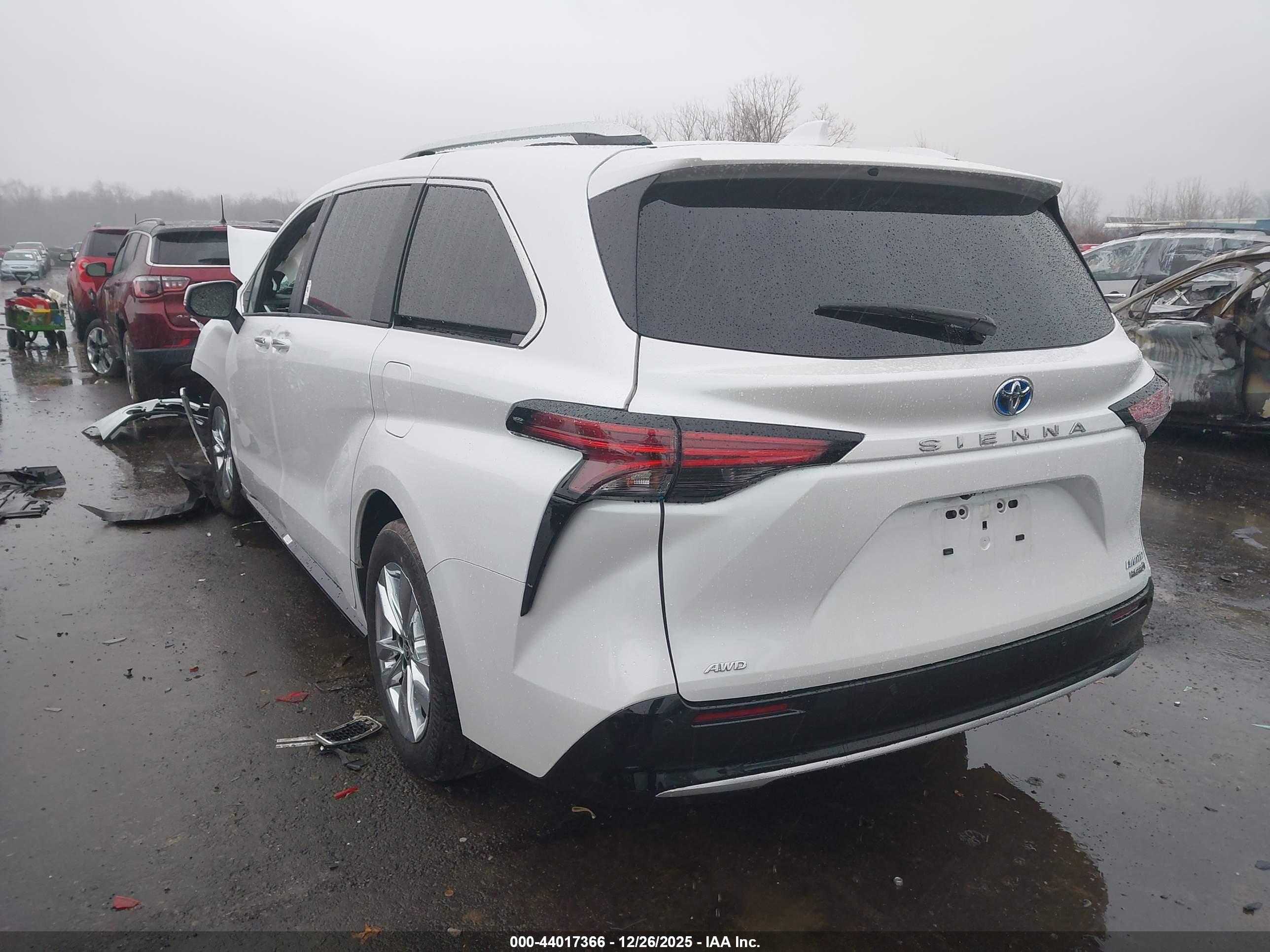 TOYOTA SIENNA image 3