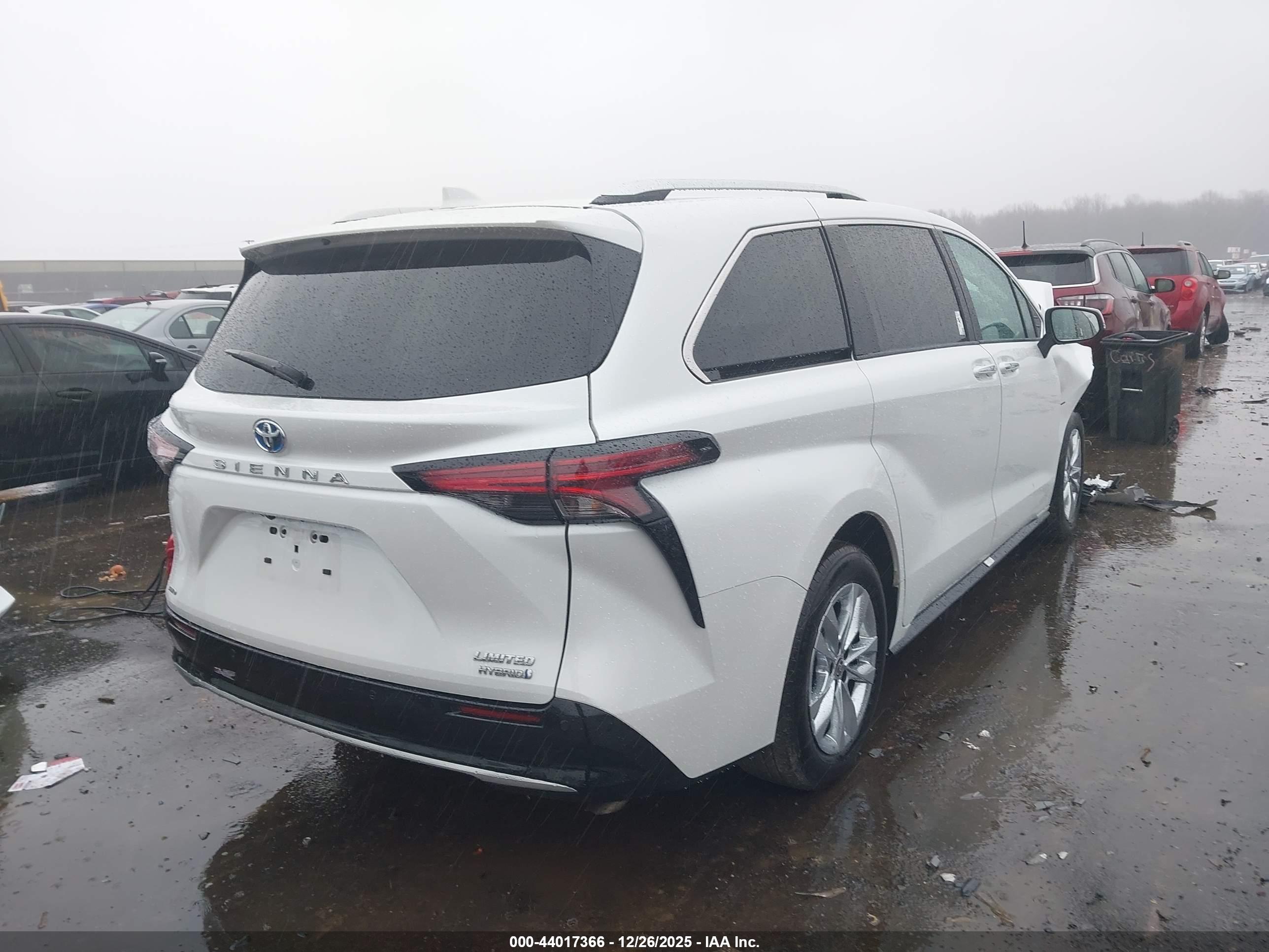 TOYOTA SIENNA image 4