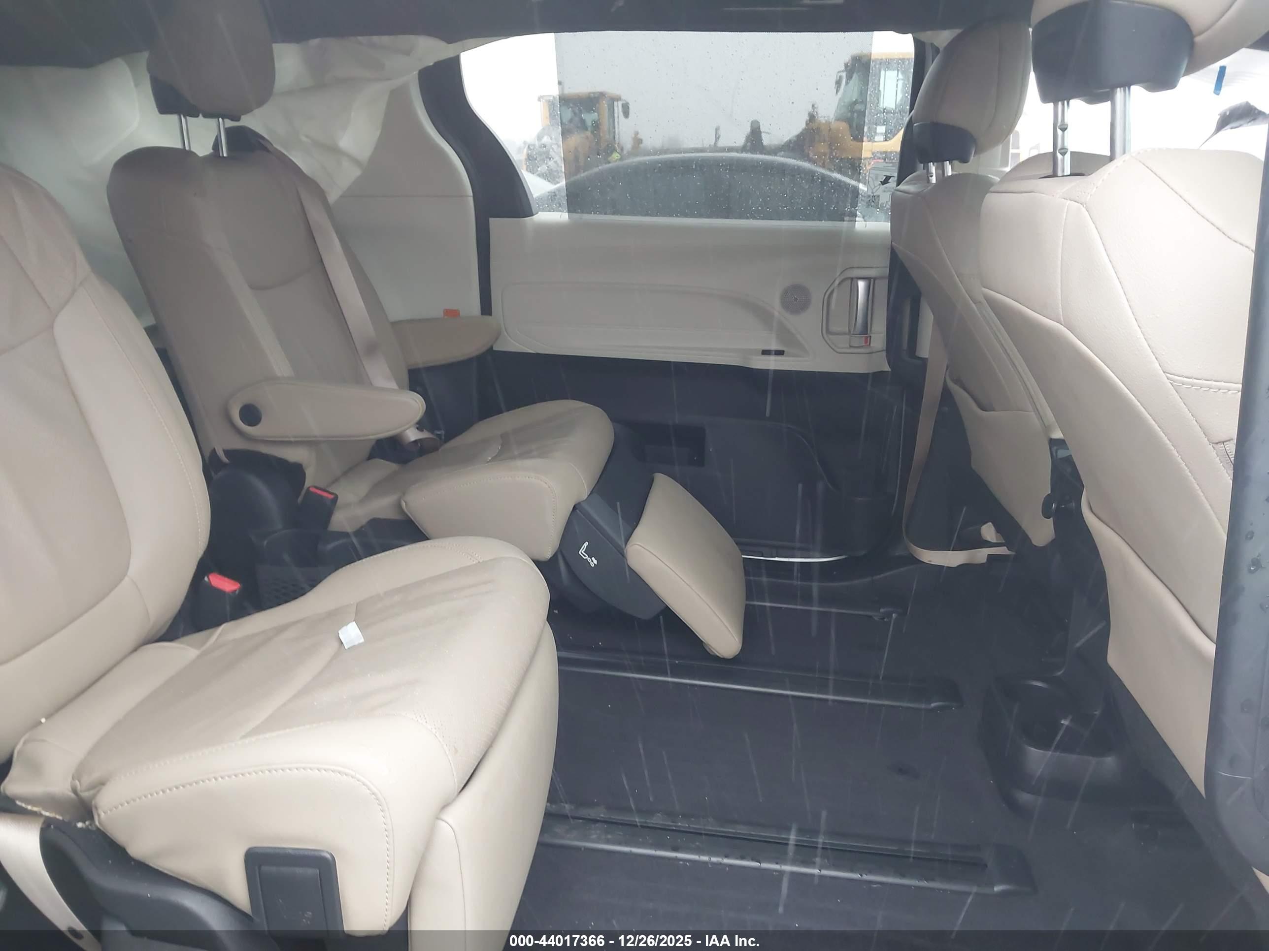 TOYOTA SIENNA image 8