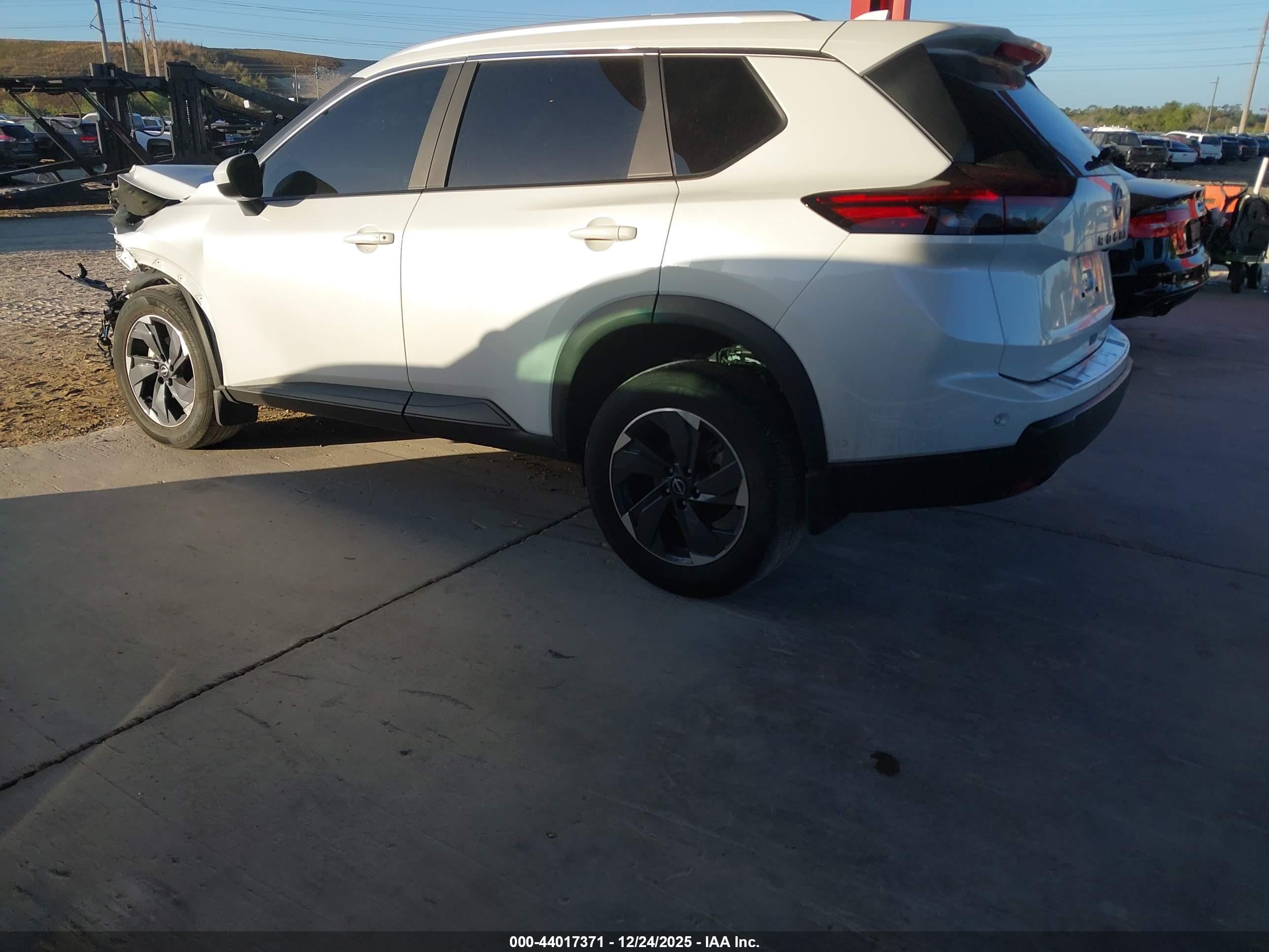NISSAN ROGUE image 3