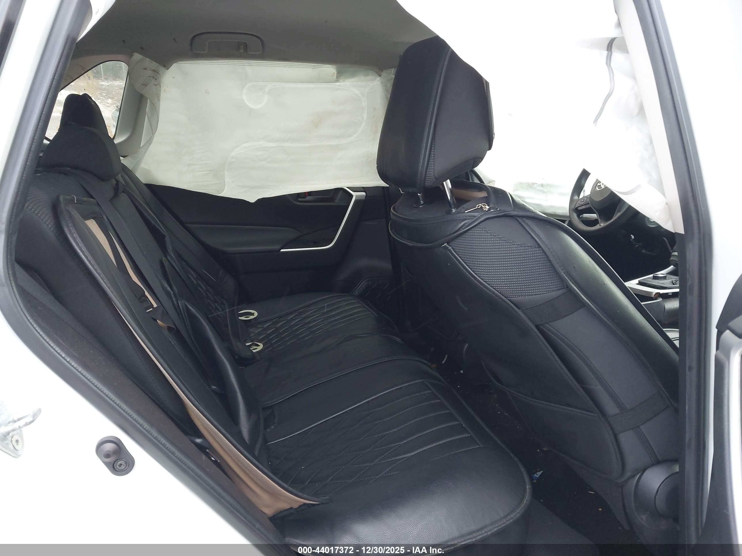 TOYOTA RAV4 image 8