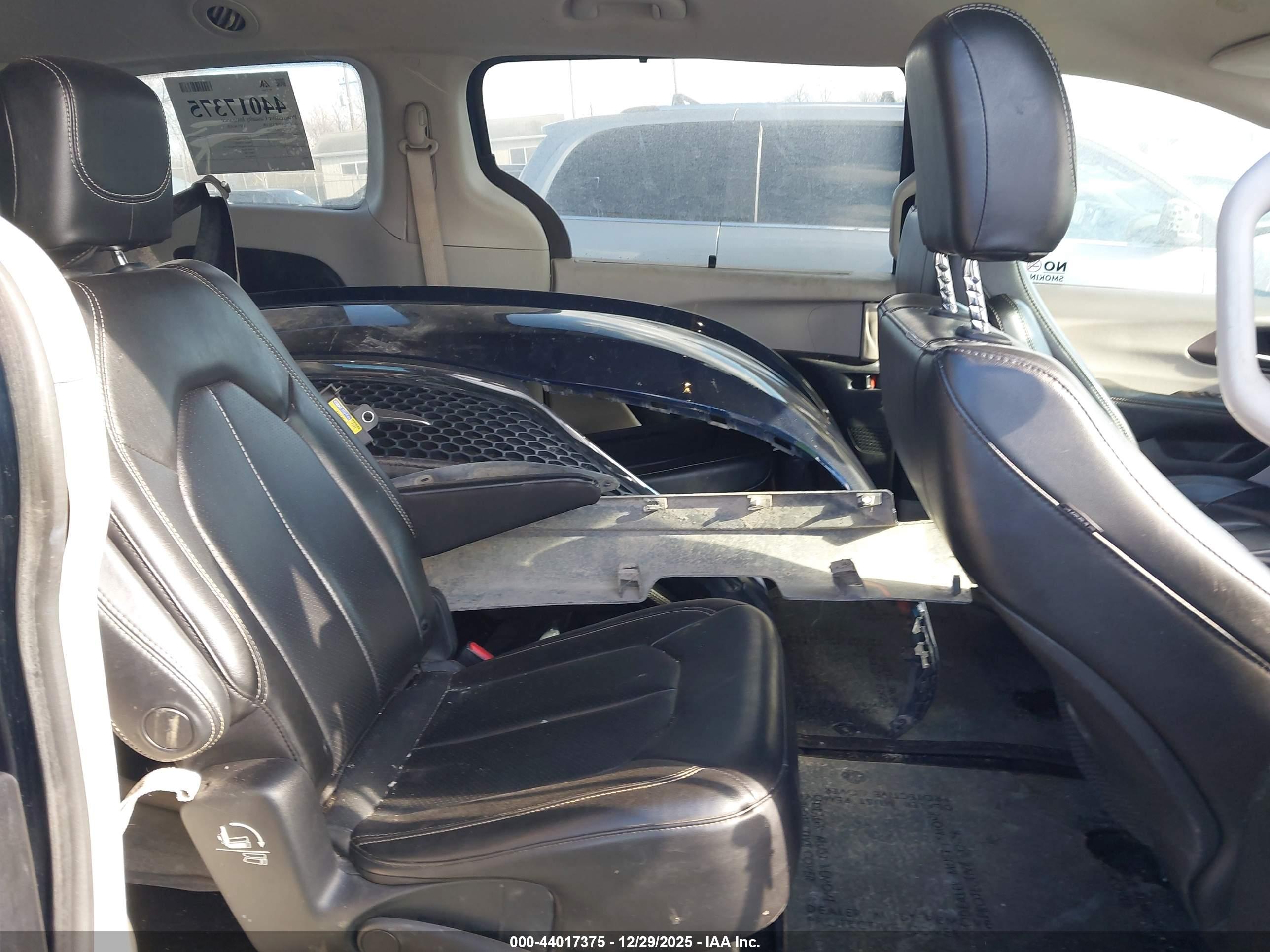 CHRYSLER VOYAGER image 8