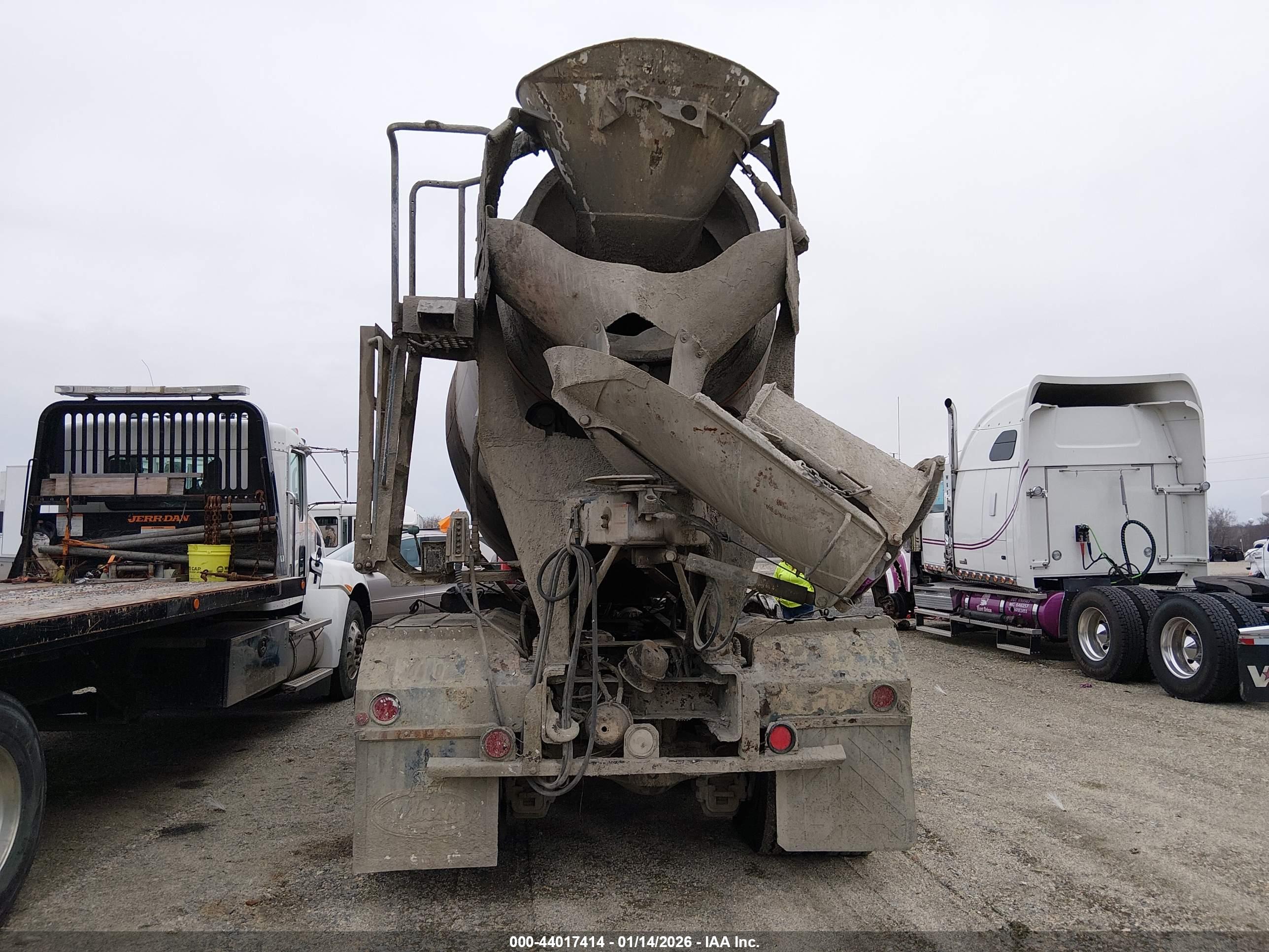 MACK GRANITE image 8