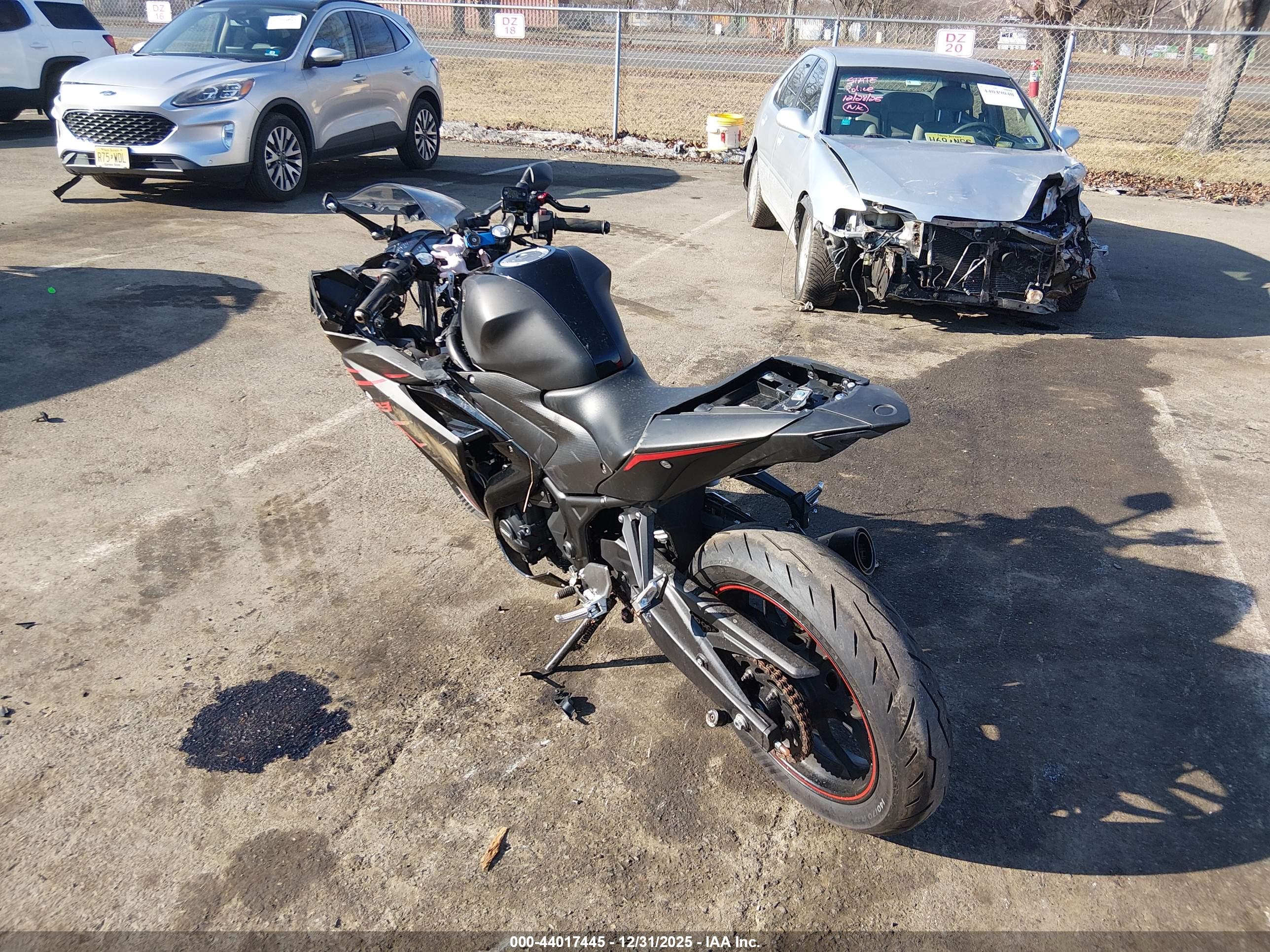 YAMAHA YZFR3 image 3